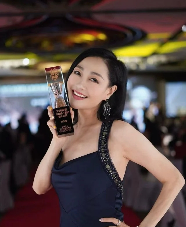 "Ph&uacute; b&agrave; ẩn danh" của showbiz, U60 vẫn độc th&acirc;n quyến rũ - Ảnh 6.