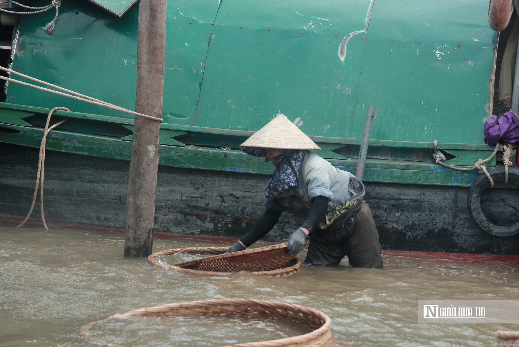 Người d&acirc;n đội nắng, ng&acirc;m m&igrave;nh dưới nước nhiều giờ kiếm &ldquo;lộc trời&rdquo; tr&ecirc;n s&ocirc;ng La - Ảnh 4.