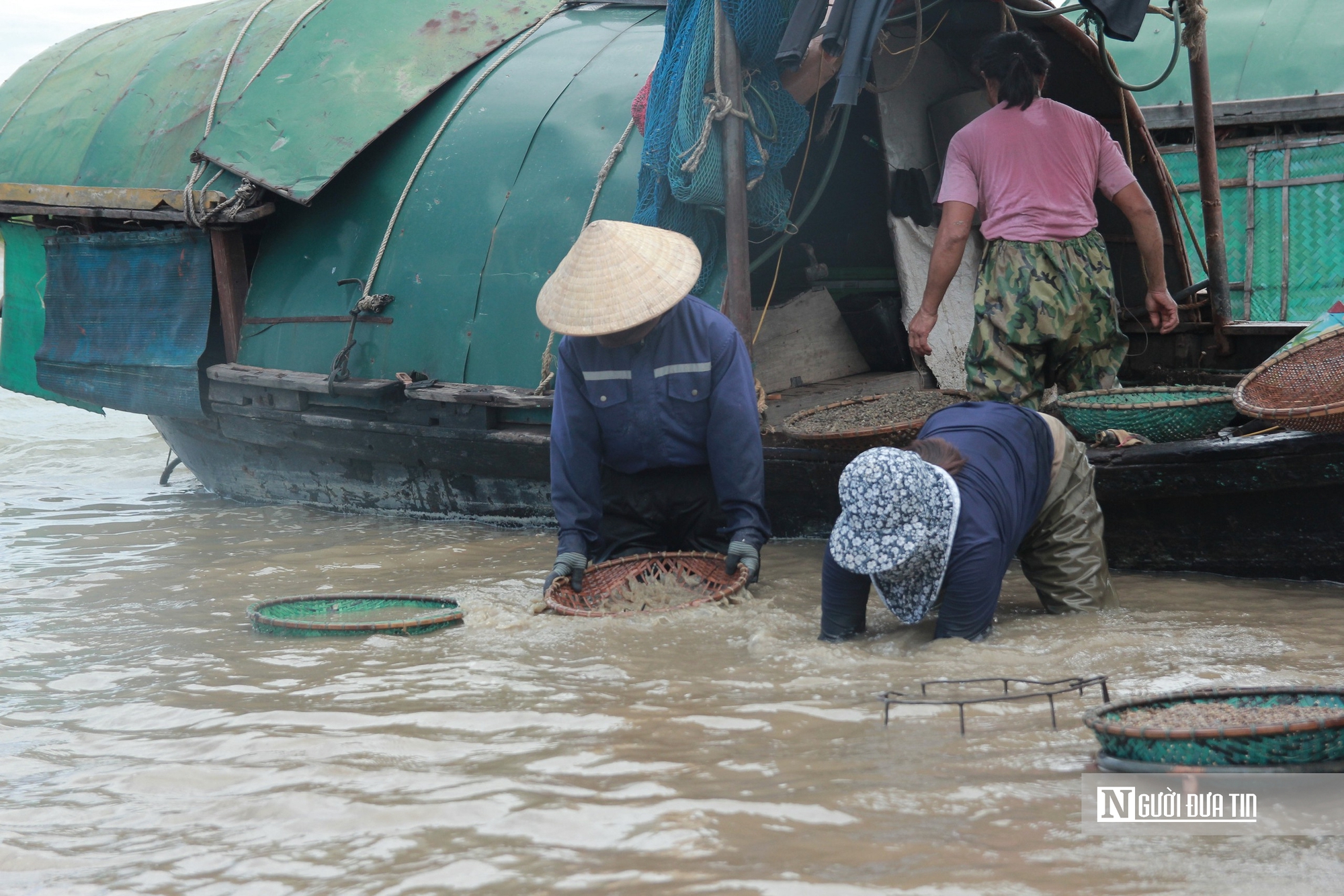 Người d&acirc;n đội nắng, ng&acirc;m m&igrave;nh dưới nước nhiều giờ kiếm &ldquo;lộc trời&rdquo; tr&ecirc;n s&ocirc;ng La - Ảnh 5.