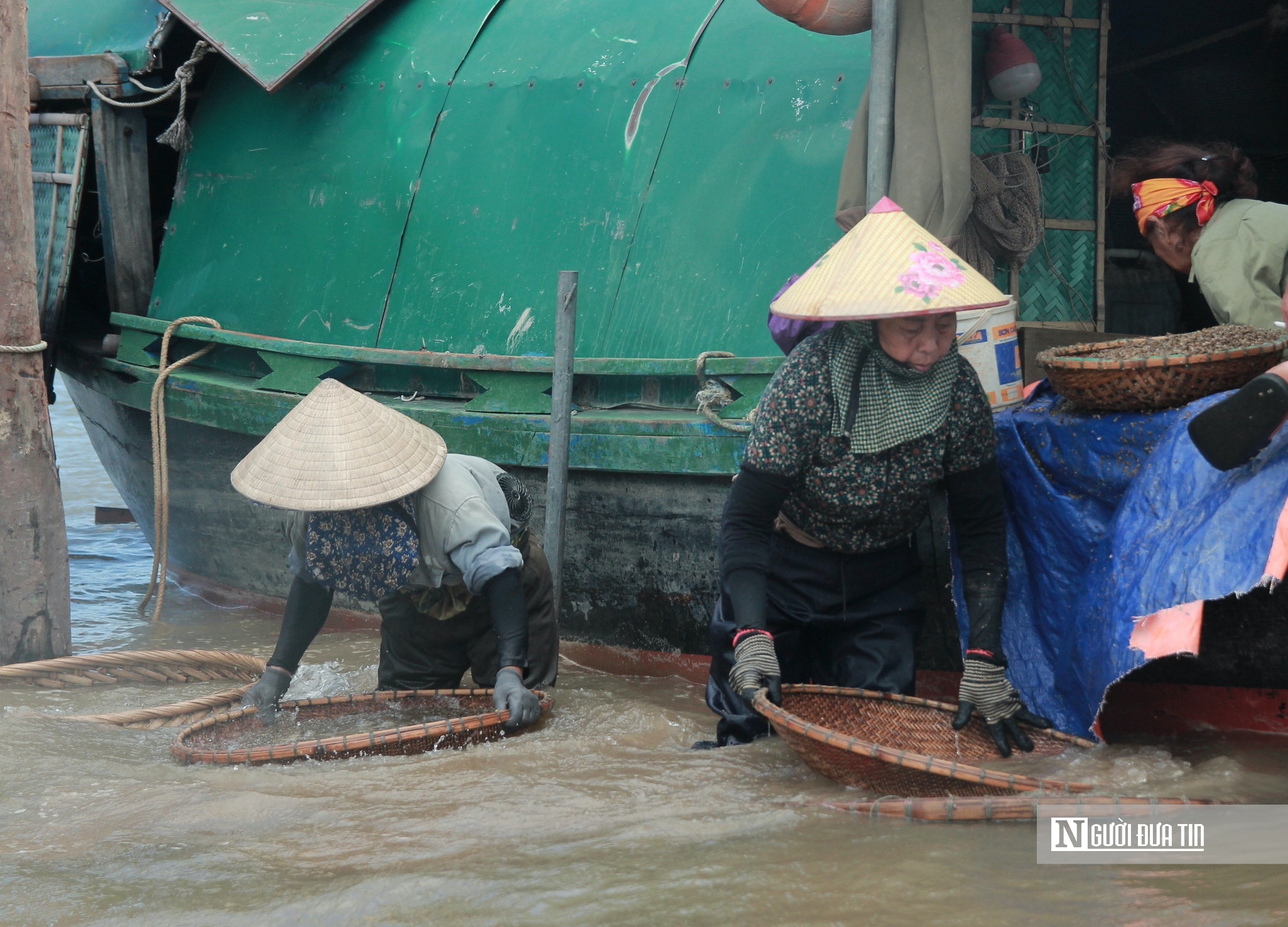 Người d&acirc;n đội nắng, ng&acirc;m m&igrave;nh dưới nước nhiều giờ kiếm &ldquo;lộc trời&rdquo; tr&ecirc;n s&ocirc;ng La - Ảnh 7.