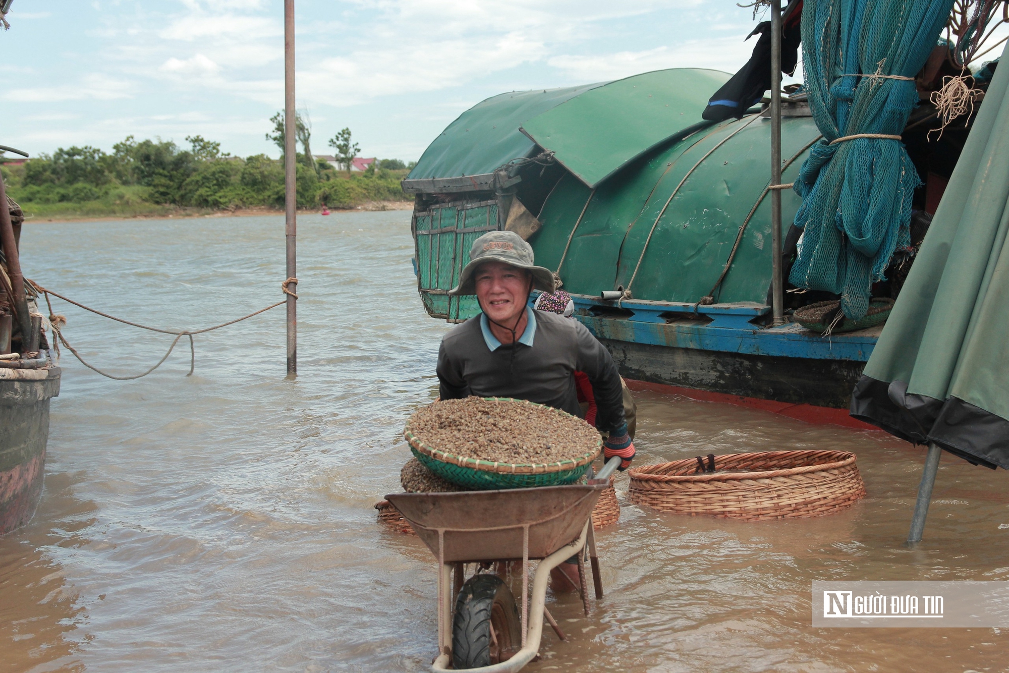 Người d&acirc;n đội nắng, ng&acirc;m m&igrave;nh dưới nước nhiều giờ kiếm &ldquo;lộc trời&rdquo; tr&ecirc;n s&ocirc;ng La - Ảnh 8.