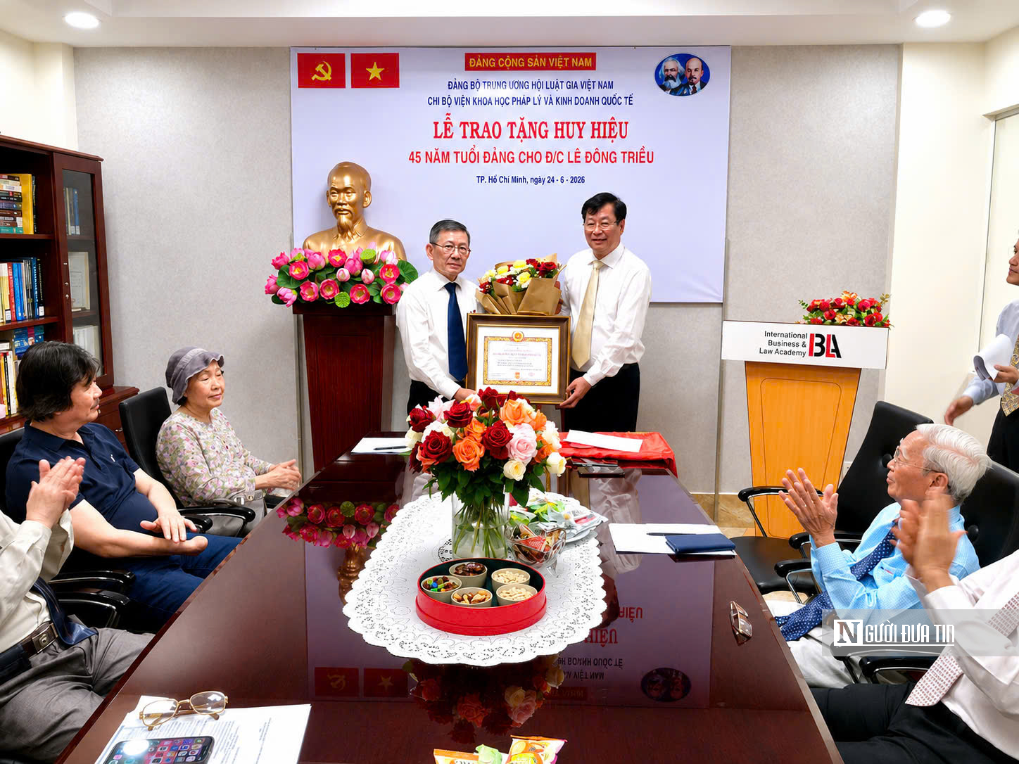 Trao Huy hiệu 45 năm tuổi Đảng cho Luật gia Lê Đông Triều: Dấu mốc của một hành trình cống hiến không ngừng nghỉ- Ảnh 2. Trao Huy hiệu 45 năm tuổi Đảng cho Luật gia Lê Đông Triều: Dấu mốc của một hành trình cống hiến không ngừng nghỉ- Ảnh 2.