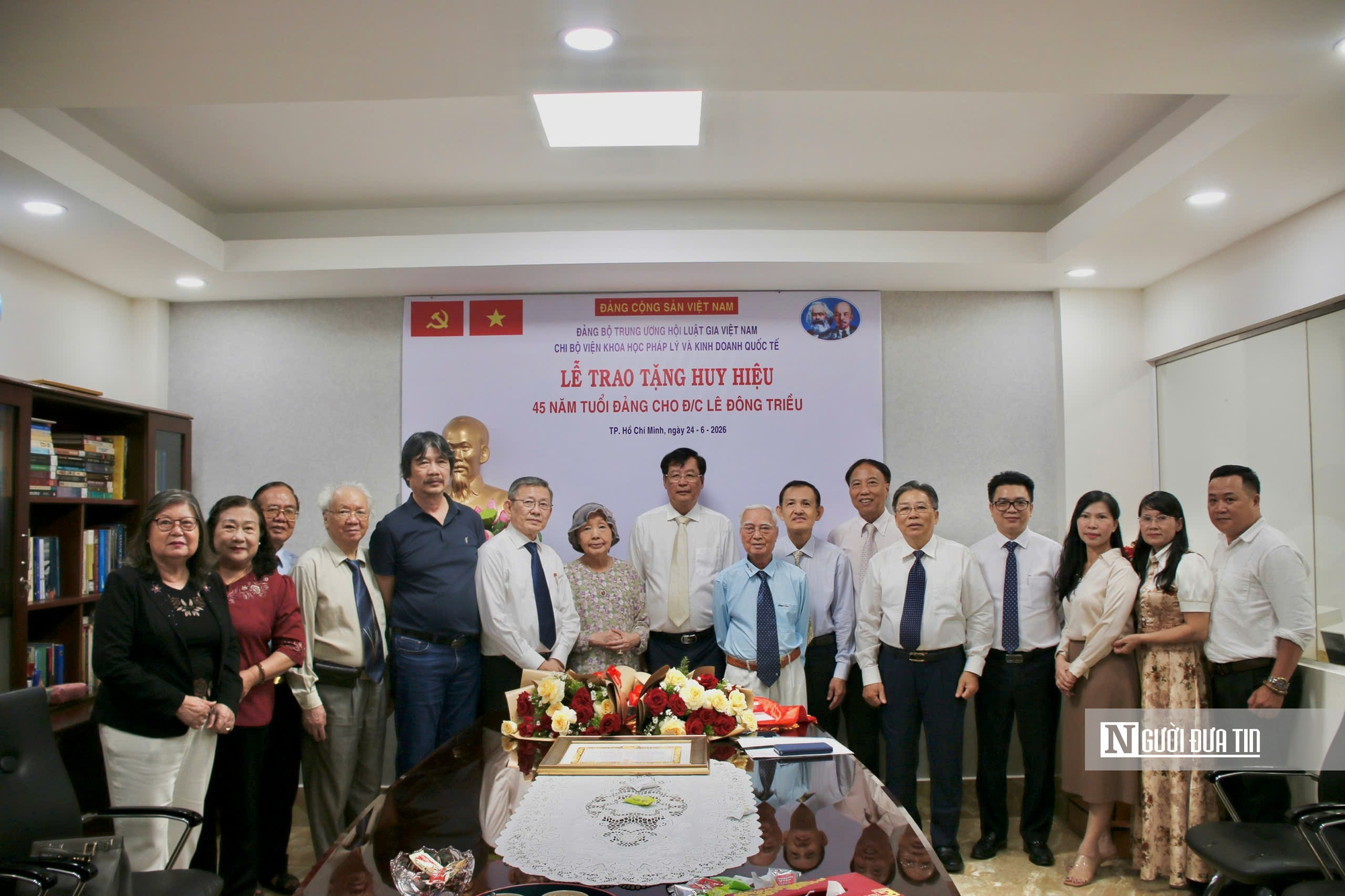 Trao Huy hiệu 45 năm tuổi Đảng cho Luật gia Lê Đông Triều: Dấu mốc của một hành trình cống hiến không ngừng nghỉ- Ảnh 4. Trao Huy hiệu 45 năm tuổi Đảng cho Luật gia Lê Đông Triều: Dấu mốc của một hành trình cống hiến không ngừng nghỉ- Ảnh 4.