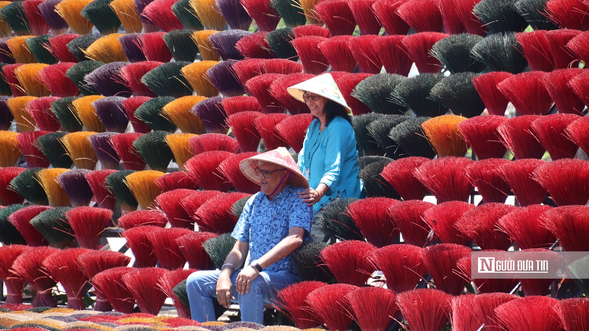 Làng nghề tăm hương Quảng Phú Cầu: Hành trình từ bức ảnh đoạt giải đến điểm du lịch hút khách quốc tế - Ảnh 5.