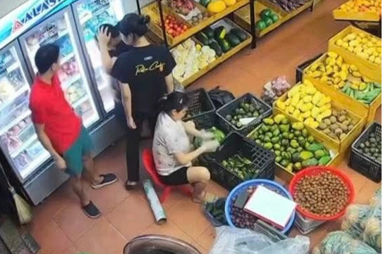 Xác minh vụ bà bầu bị hành hung tại cửa hàng hoa quả ở Bắc Ninh - Ảnh 2.
