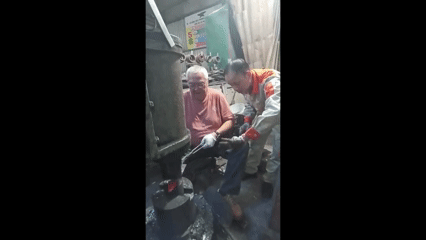 Du khách nước ngoài thích thú trải nghiệm làm dao tại làng nghề Đa Sỹ - Ảnh 2.