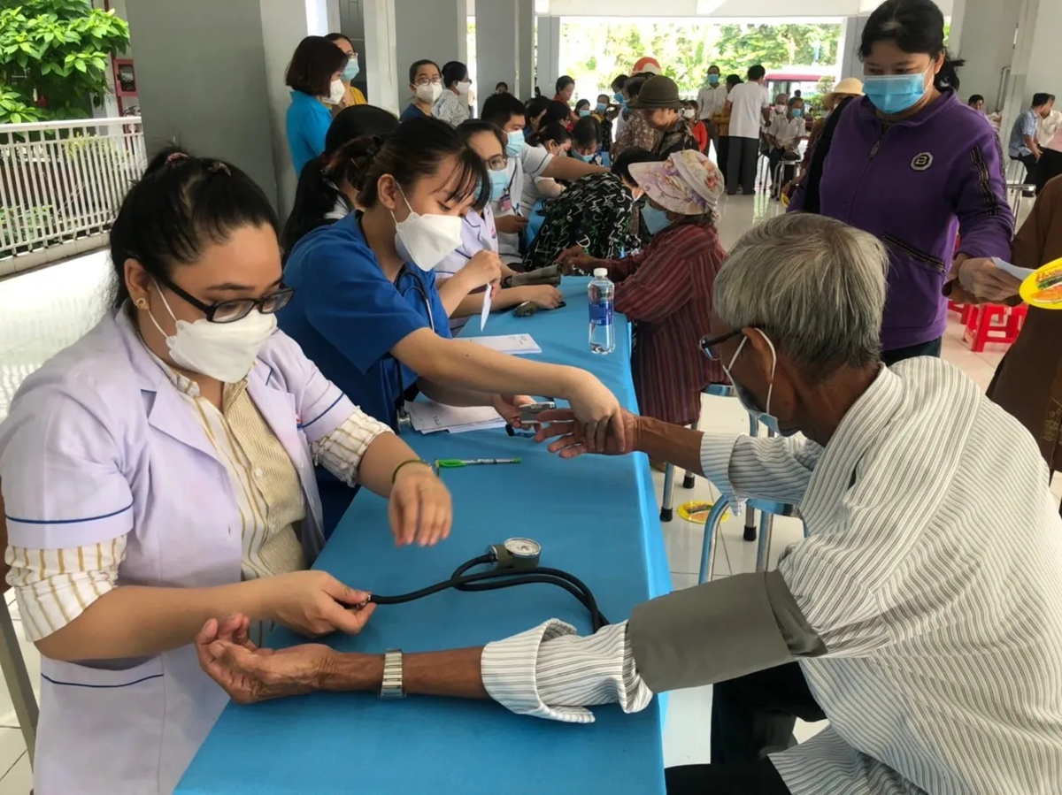 Tin vui từ năm nay, người cao tuổi được hưởng khám sức khỏe miễn phí ít nhất 1 lần/năm - Ảnh 1.