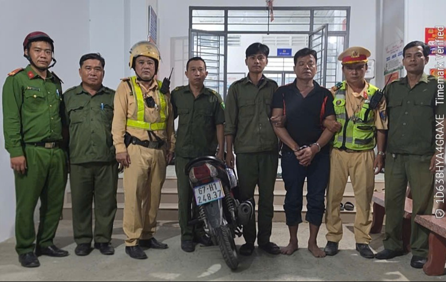 CSGT Đồng Th&aacute;p truy đuổi, bắt nghi phạm li&ecirc;n quan vụ giết người ở TP.HCM khi đang bỏ trốn - Ảnh 2.
