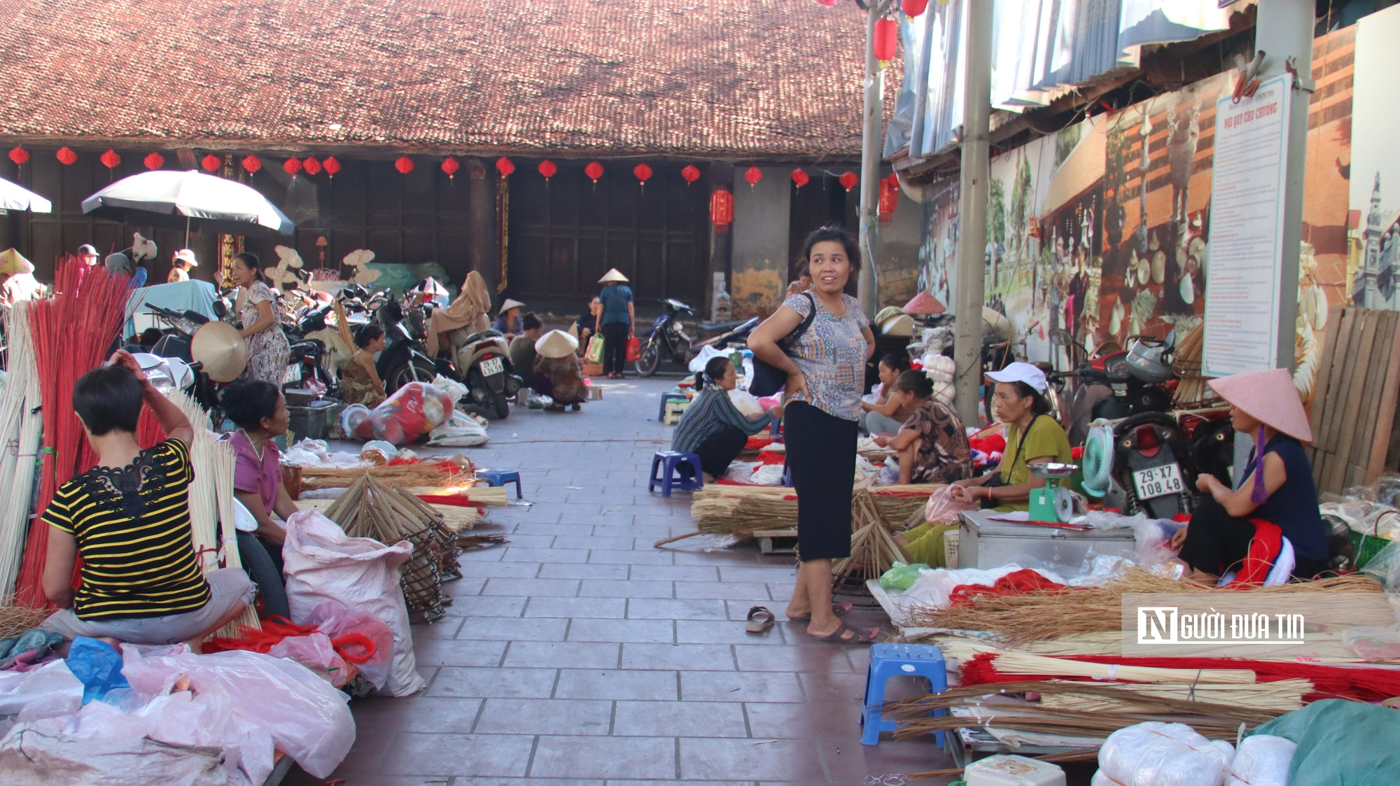 Phi&ecirc;n chợ họp từ 4 giờ s&aacute;ng v&agrave; nỗi lo chưa từng ngu&ocirc;i của người l&agrave;ng n&oacute;n Chu&ocirc;ng - Ảnh 1.