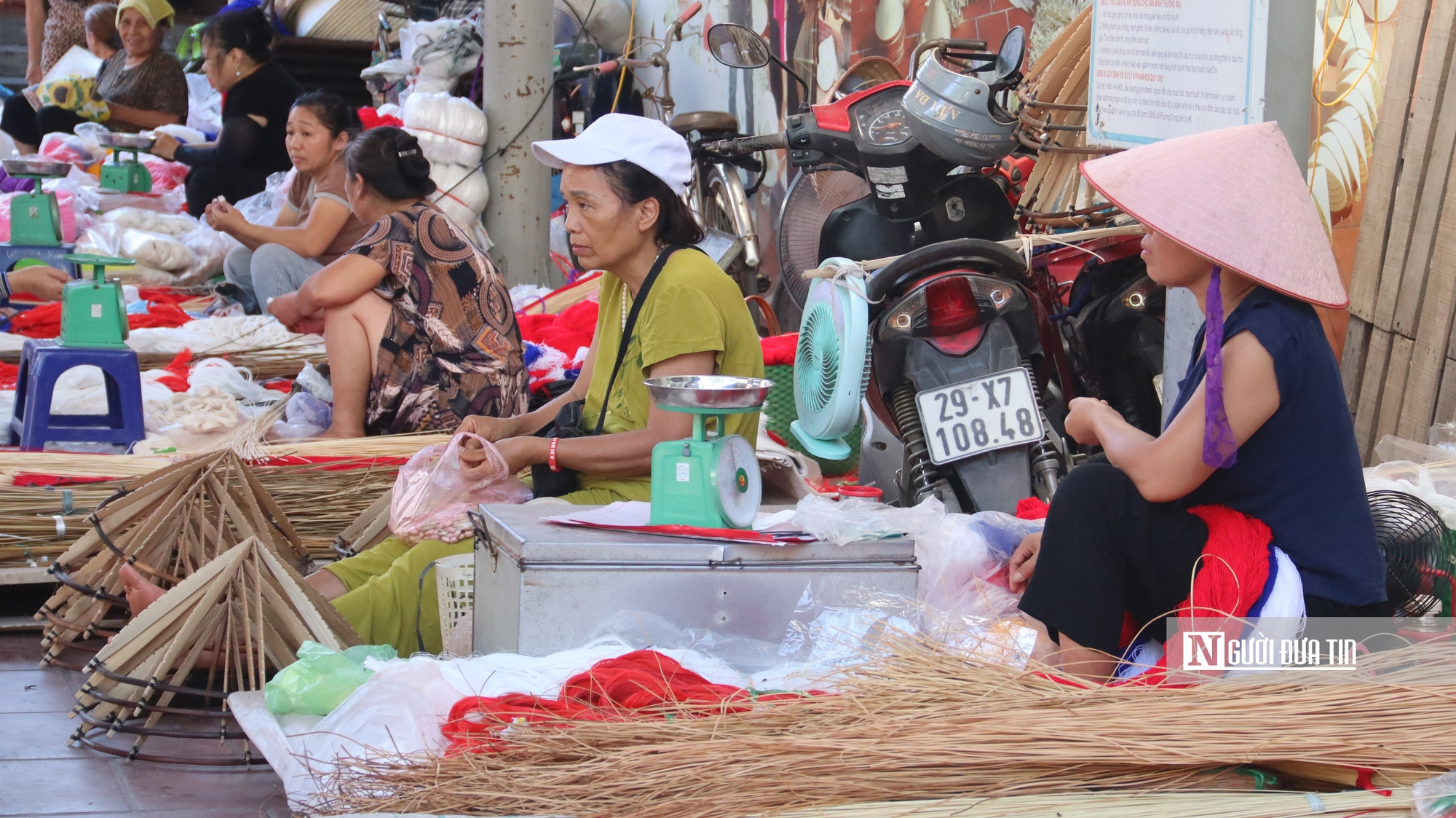 Phi&ecirc;n chợ họp từ 4 giờ s&aacute;ng v&agrave; nỗi lo chưa từng ngu&ocirc;i của người l&agrave;ng n&oacute;n Chu&ocirc;ng - Ảnh 3.