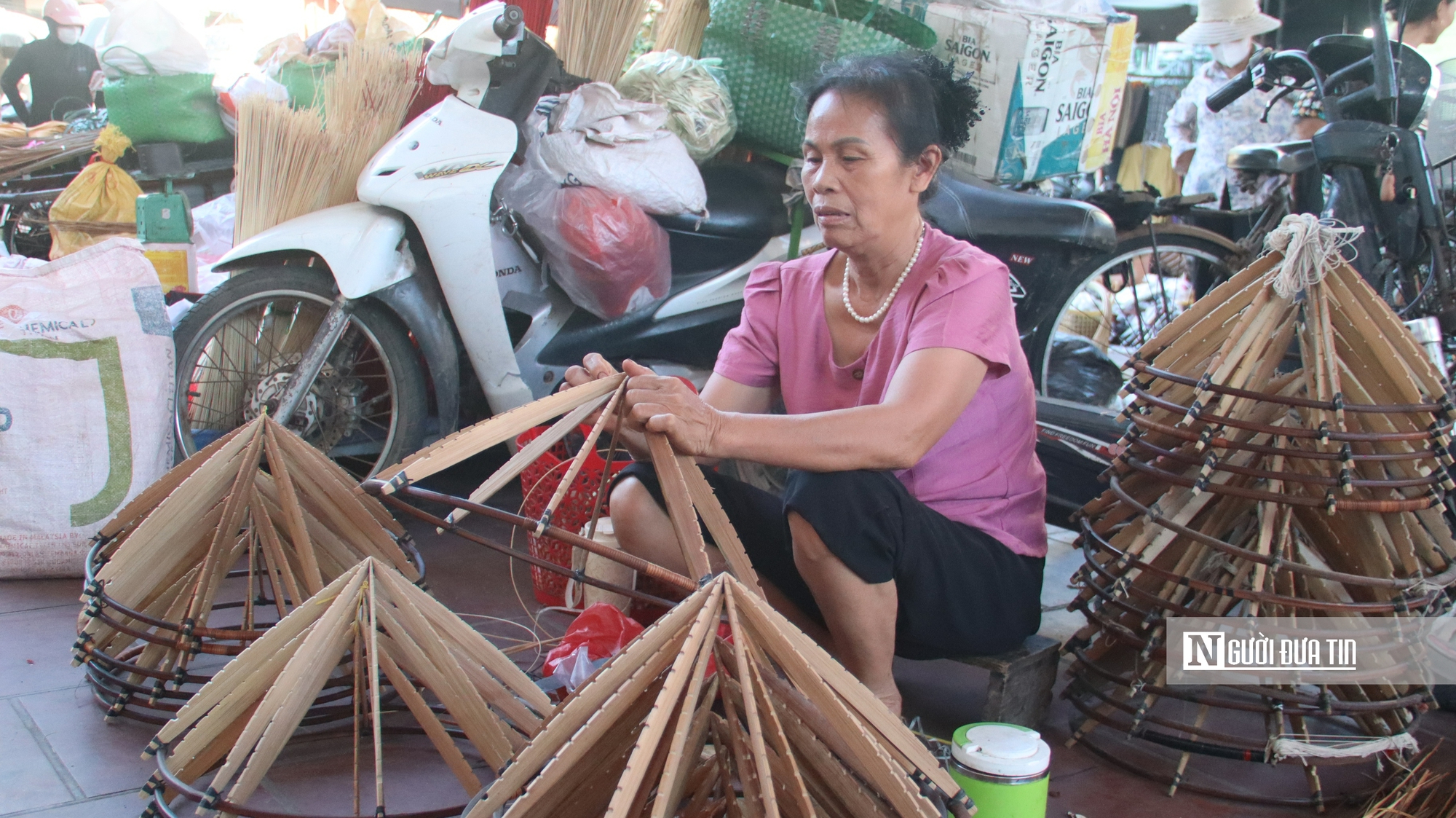 Phi&ecirc;n chợ họp từ 4 giờ s&aacute;ng v&agrave; nỗi lo chưa từng ngu&ocirc;i của người l&agrave;ng n&oacute;n Chu&ocirc;ng - Ảnh 4.