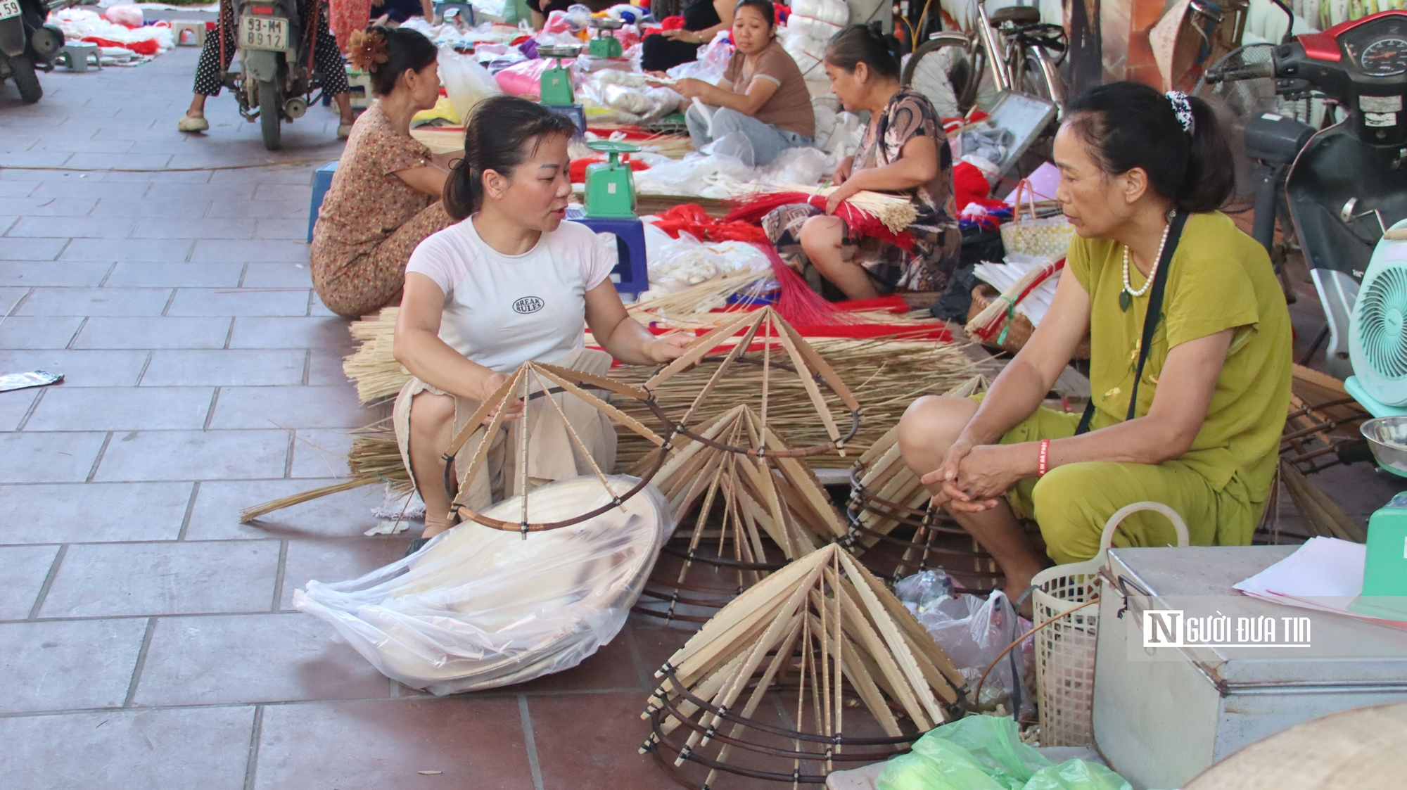 Phi&ecirc;n chợ họp từ 4 giờ s&aacute;ng v&agrave; nỗi lo chưa từng ngu&ocirc;i của người l&agrave;ng n&oacute;n Chu&ocirc;ng - Ảnh 5.