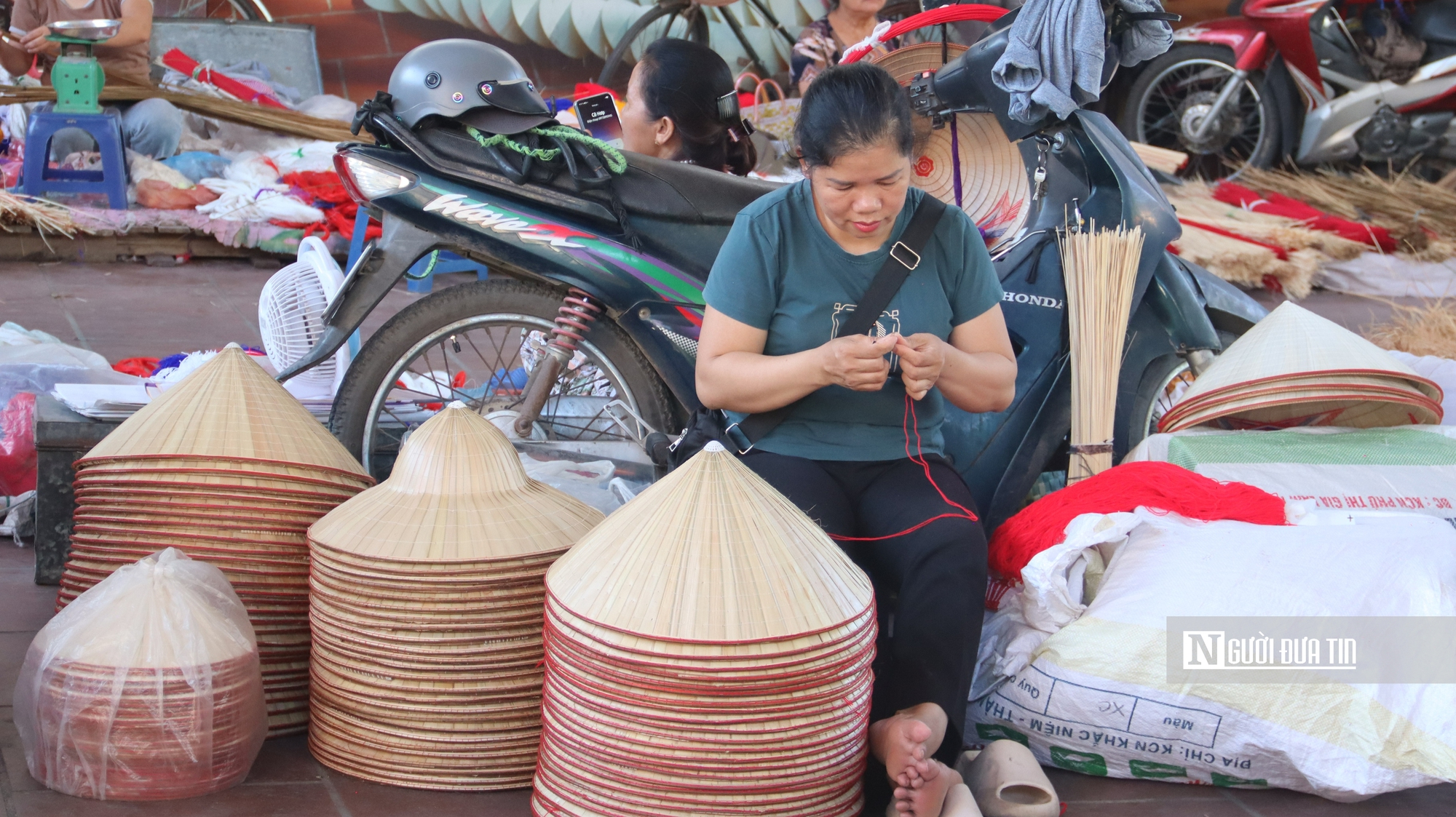 Phi&ecirc;n chợ họp từ 4 giờ s&aacute;ng v&agrave; nỗi lo chưa từng ngu&ocirc;i của người l&agrave;ng n&oacute;n Chu&ocirc;ng - Ảnh 7.
