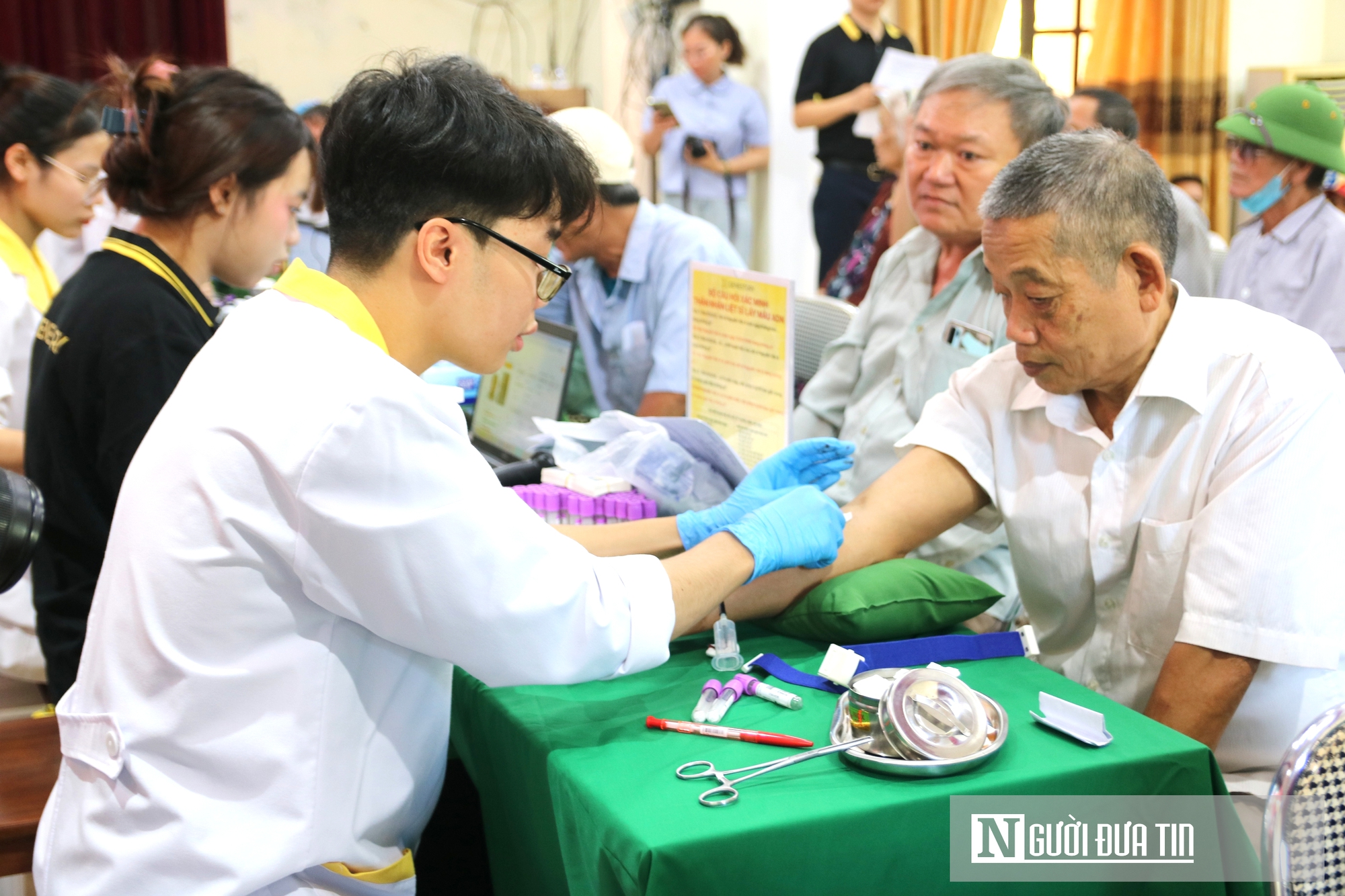 Lời nguyện ước trước l&uacute;c l&acirc;m chung của cha mẹ v&agrave; hy vọng t&igrave;m em từ mẫu ADN- Ảnh 3.
