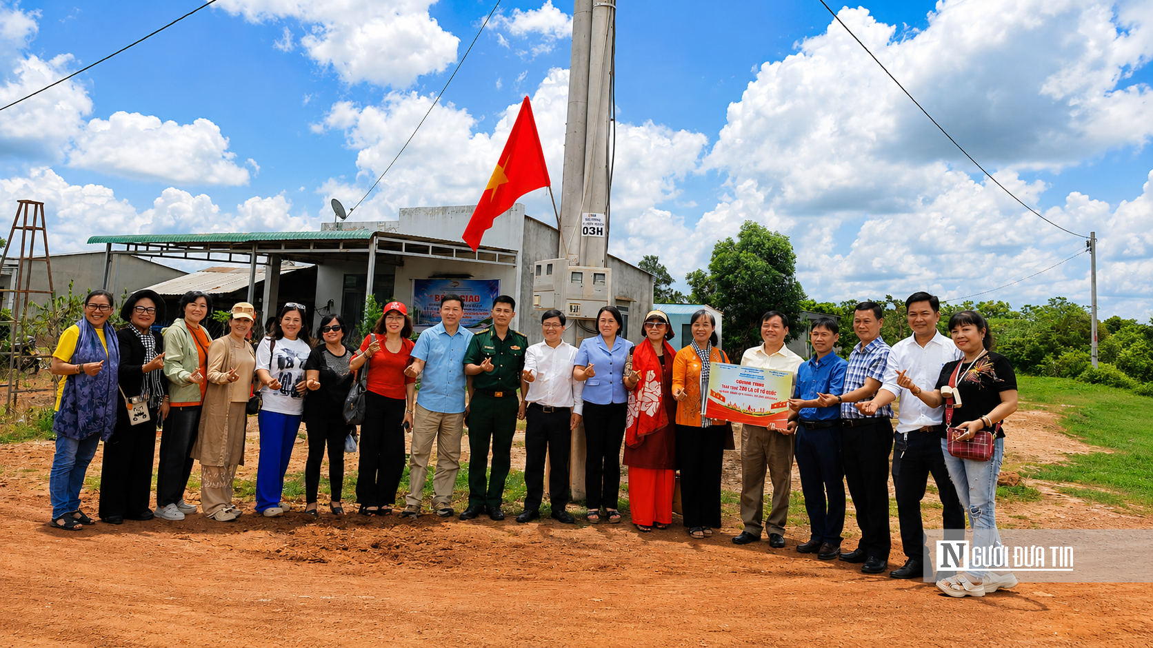 Trao &aacute;nh s&aacute;ng bi&ecirc;n cương, lan tỏa nghĩa t&igrave;nh hướng về v&ugrave;ng bi&ecirc;n giới Tổ quốc thi&ecirc;ng li&ecirc;ng- Ảnh 4.