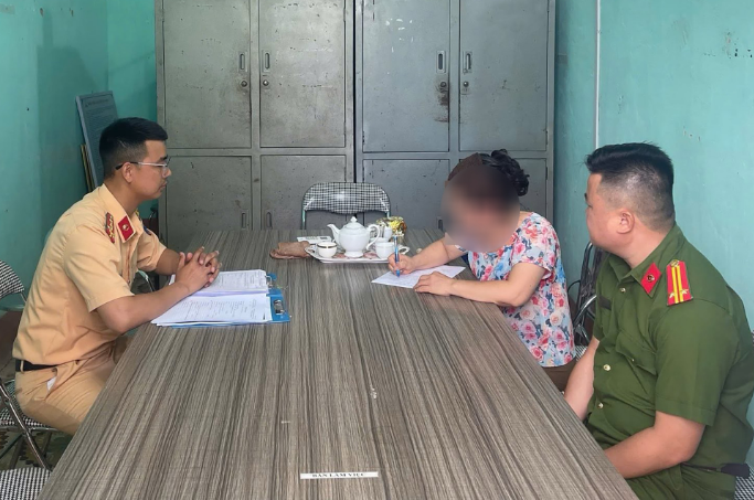 Clip người phụ nữ thản nhiên lắc vòng trên đường ray tàu hỏa gây bão mạng: Cơ quan chức năng vào cuộc - Ảnh 2.