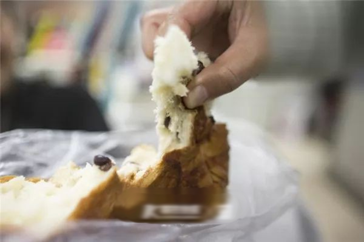 Bé trai 6 tuổi tử vong sau khi ăn bánh mì theo cách 