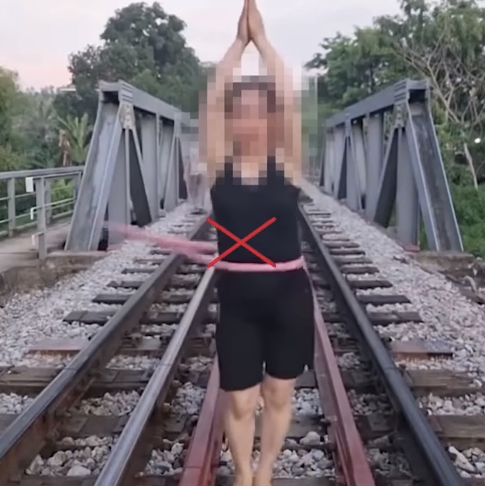 Clip người phụ nữ thản nhi&ecirc;n lắc v&ograve;ng tr&ecirc;n đường ray t&agrave;u hỏa g&acirc;y b&atilde;o mạng: Cơ quan chức năng v&agrave;o cuộc - Ảnh 1.