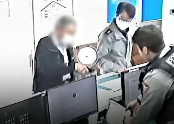 Mở nắp nồi cơm điện cũ, nam bảo vệ sốc khi thấy v&agrave;ng thỏi v&agrave; nhẫn b&ecirc;n trong - Ảnh 2.