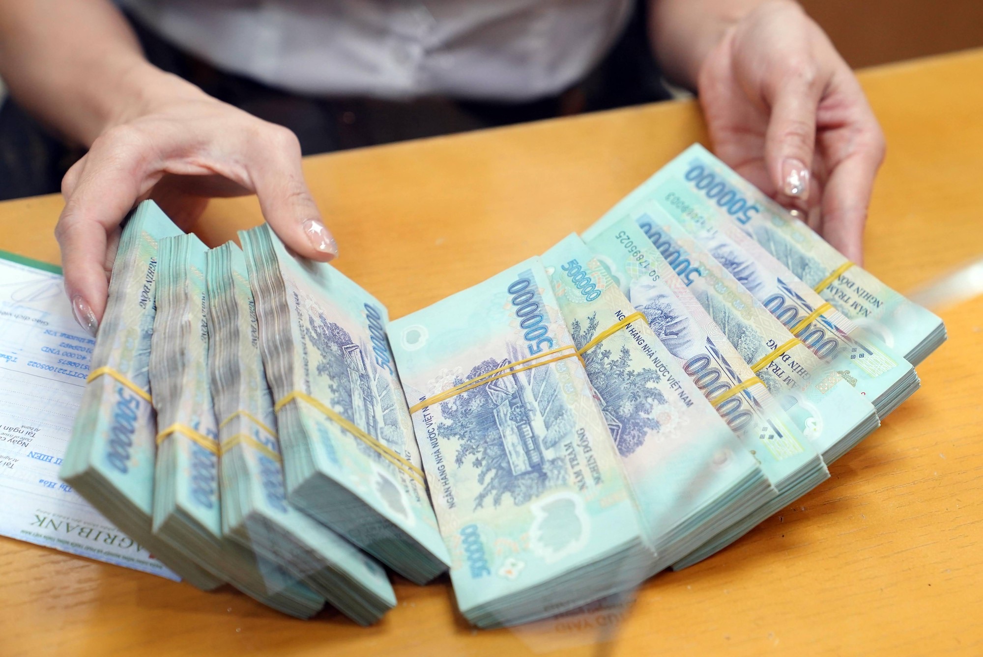 Đề xuất giảm tuổi hưởng trợ cấp hưu trí xã hội xuống đủ 70 tuổi - Ảnh 1.