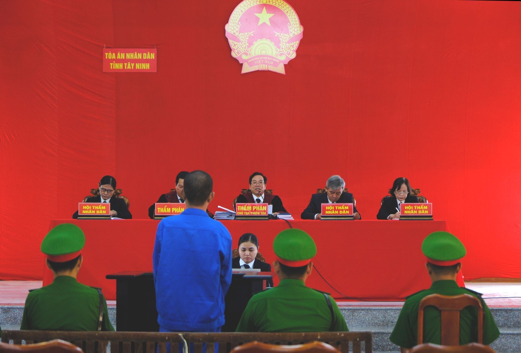 X&eacute;t xử lưu động vụ thảm &aacute;n khiến 3 mẹ con, b&agrave; ch&aacute;u  bị s&aacute;t hại ở T&acirc;y Ninh thu h&uacute;t đ&ocirc;ng đảo người theo d&otilde;i - Ảnh 4.