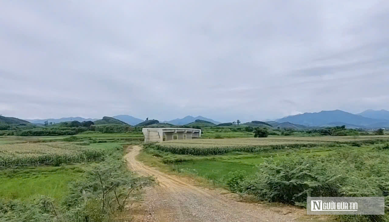 Cận cảnh c&acirc;y cầu gần 80 tỷ đồng biến th&agrave;nh "cầu cụt" v&igrave; chưa c&oacute; đường dẫn- Ảnh 1.