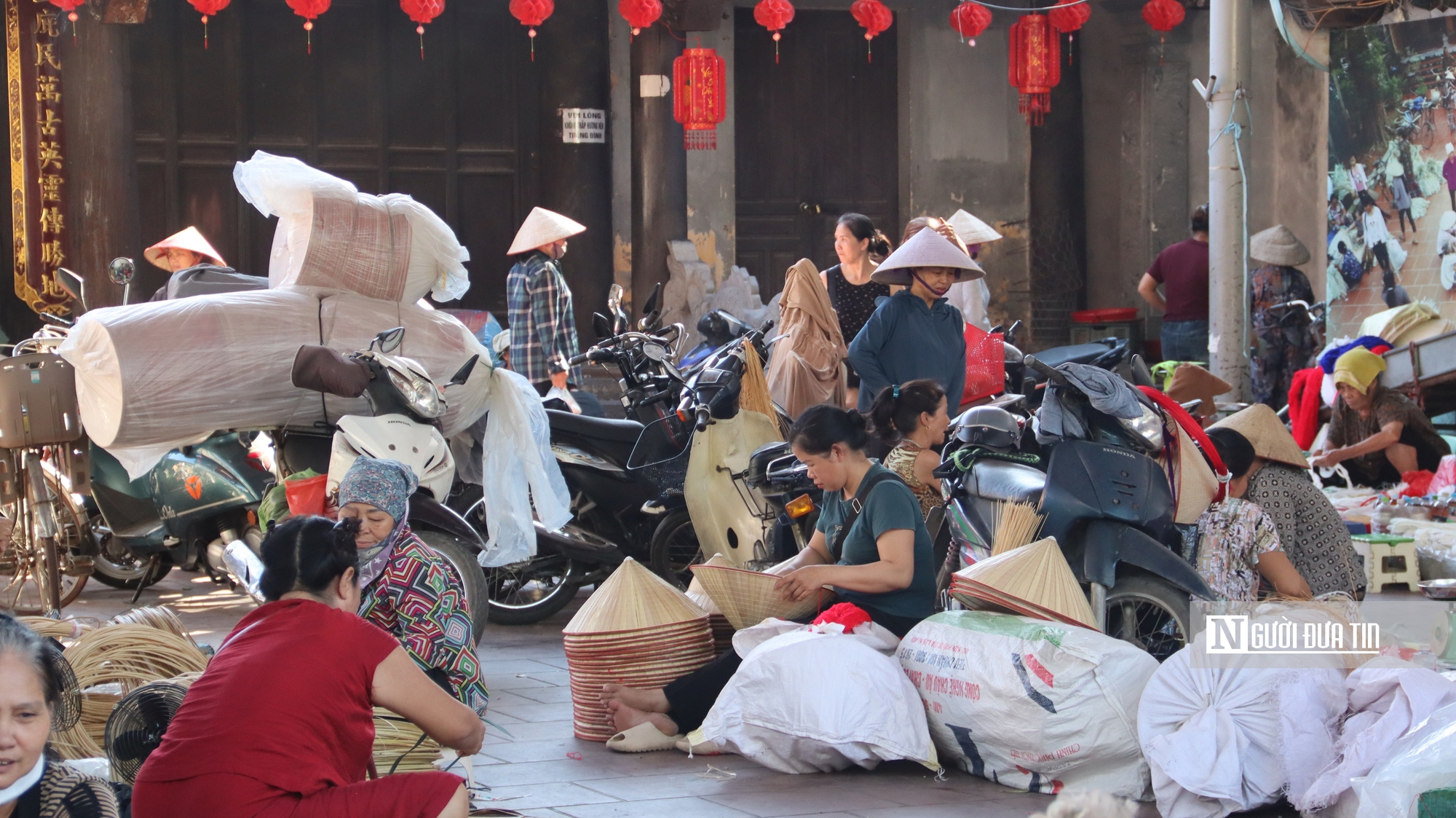 Nghệ nh&acirc;n l&agrave;ng Chu&ocirc;ng th&iacute;ch ứng linh hoạt trong kỷ nguy&ecirc;n số- Ảnh 1.