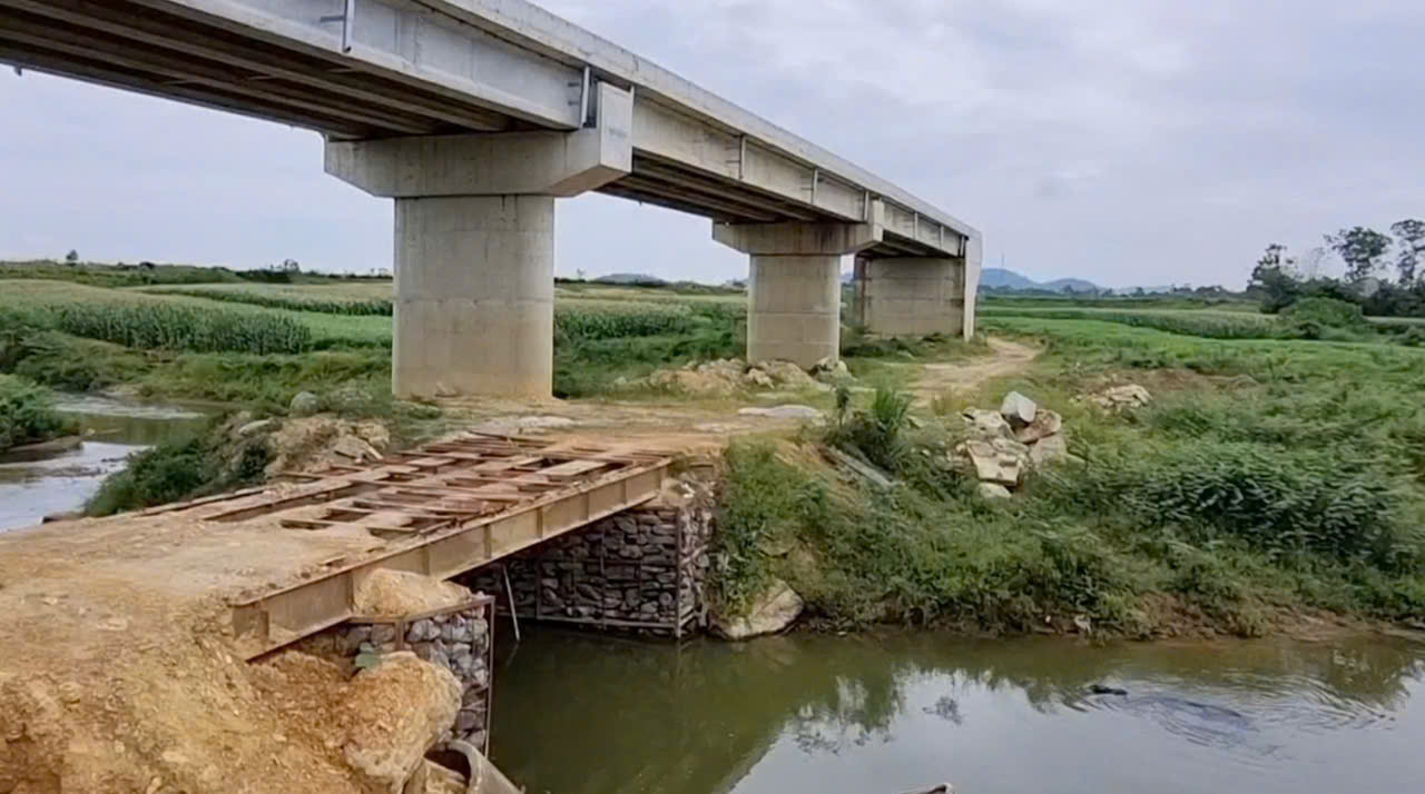 Cận cảnh c&acirc;y cầu gần 80 tỷ đồng biến th&agrave;nh "cầu cụt" v&igrave; chưa c&oacute; đường dẫn- Ảnh 11.