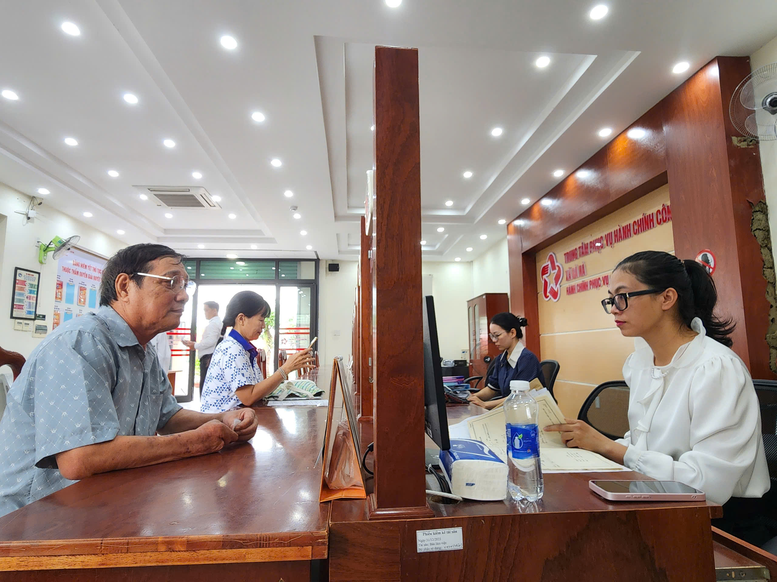 Một năm vận h&agrave;nh ch&iacute;nh quyền địa phương 2 cấp - B&agrave;i 3: "Giữ ch&acirc;n" c&aacute;n bộ, c&ocirc;ng chức - Ảnh 5.