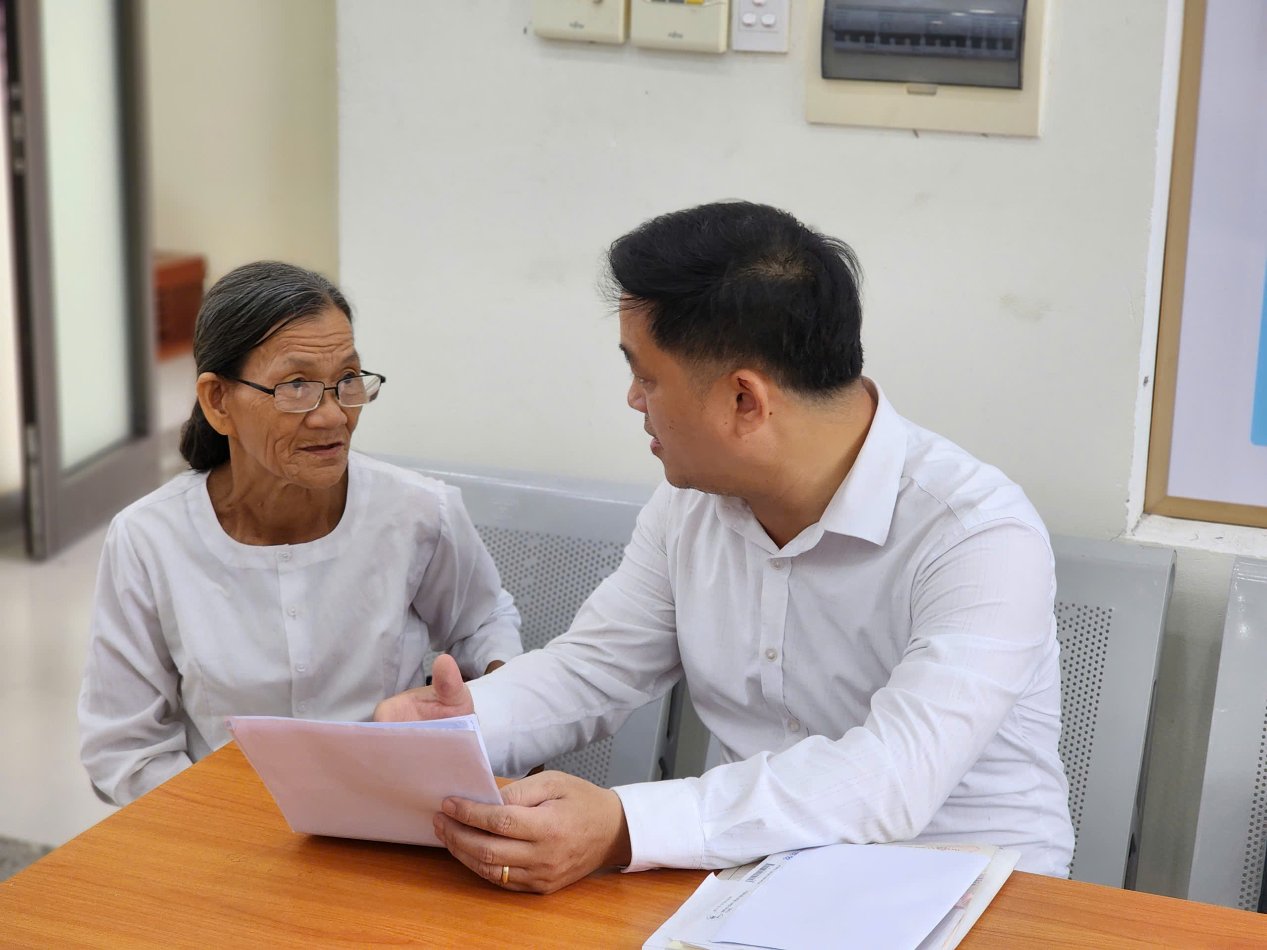 Một năm vận h&agrave;nh ch&iacute;nh quyền địa phương 2 cấp - B&agrave;i 3: "Giữ ch&acirc;n" c&aacute;n bộ, c&ocirc;ng chức - Ảnh 6.