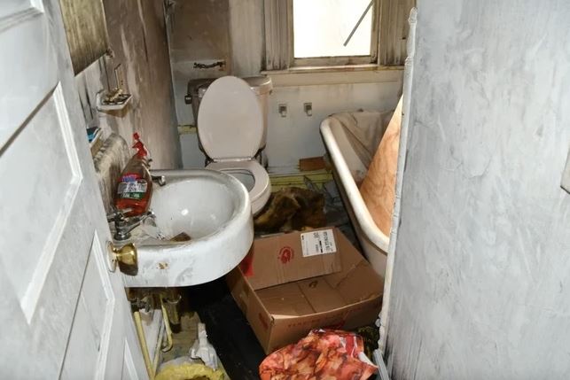 Mỹ: Lời kể ám ảnh của người đàn ông bị mẹ kế nhốt trong nhà suốt 20 năm - Ảnh 1.