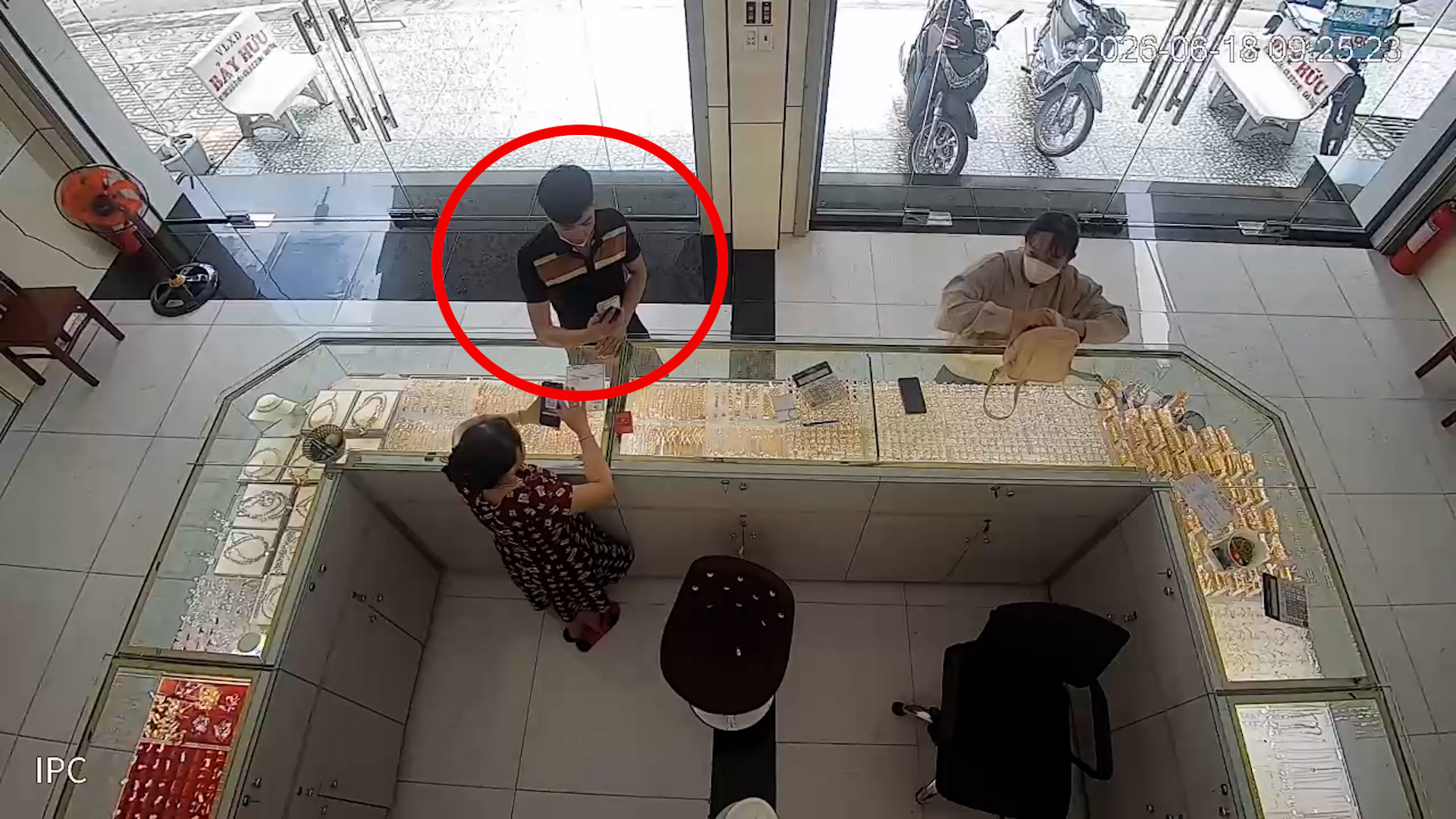 Bắt đối tượng dùng ứng dụng tạo thông báo chuyển tiền giả để lừa đảo- Ảnh 1.