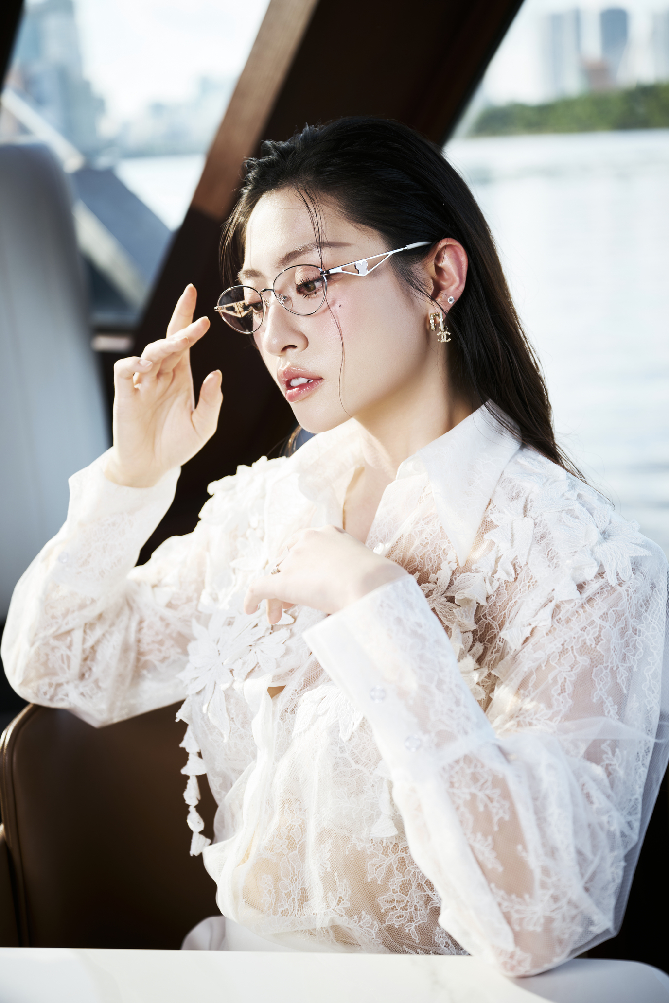 Tiểu Vy gây chú ý với diện mạo trẻ trung, tiết lộ điều theo mình suốt từ tuổi thơ - Ảnh 3.