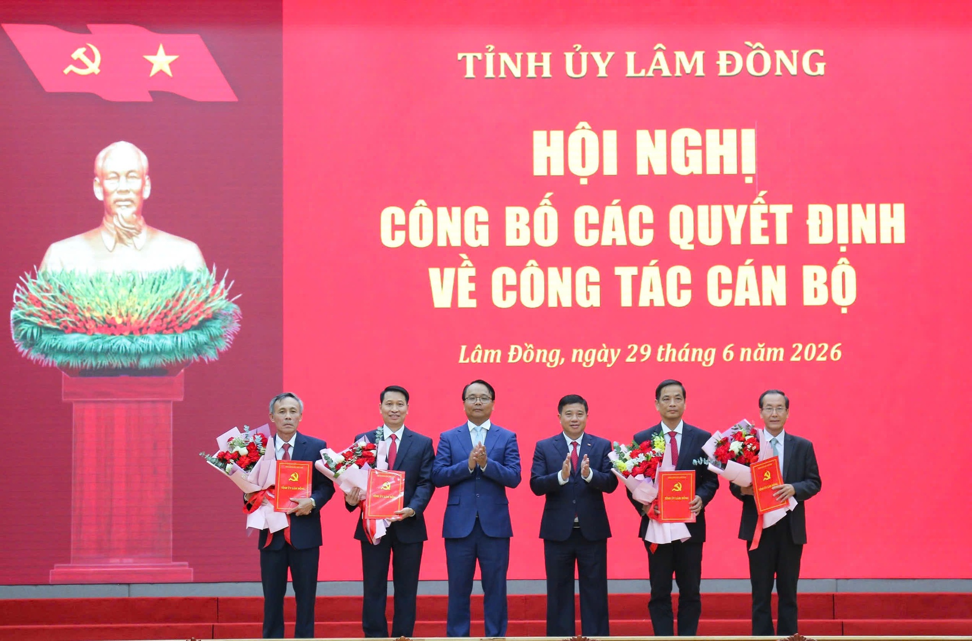Lâm Đồng điều động và bổ nhiệm nhiều cán bộ chủ chốt - Ảnh 1.