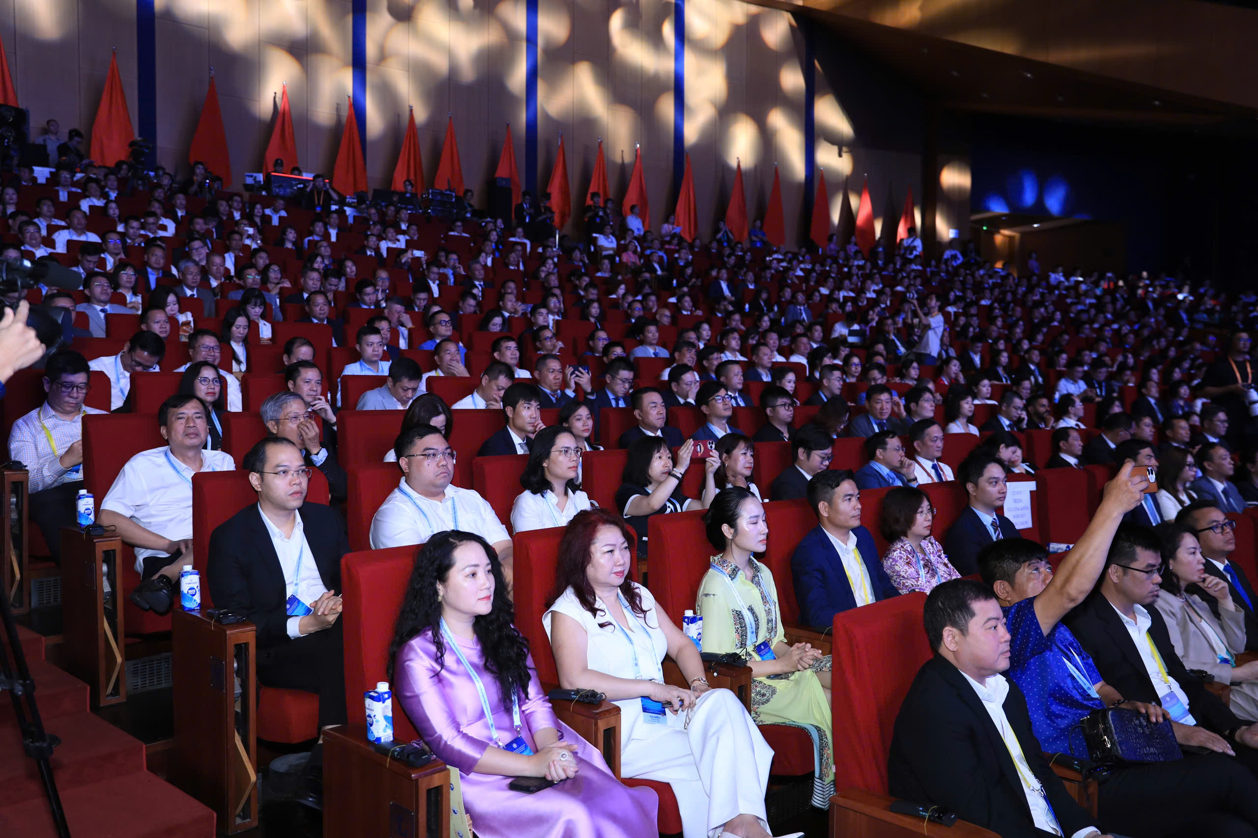 Chủ tịch Quốc hội dự hội nghị c&ocirc;ng bố Quy hoạch tổng thể Thủ đ&ocirc; H&agrave; Nội tầm nh&igrave;n 100 năm- Ảnh 9.