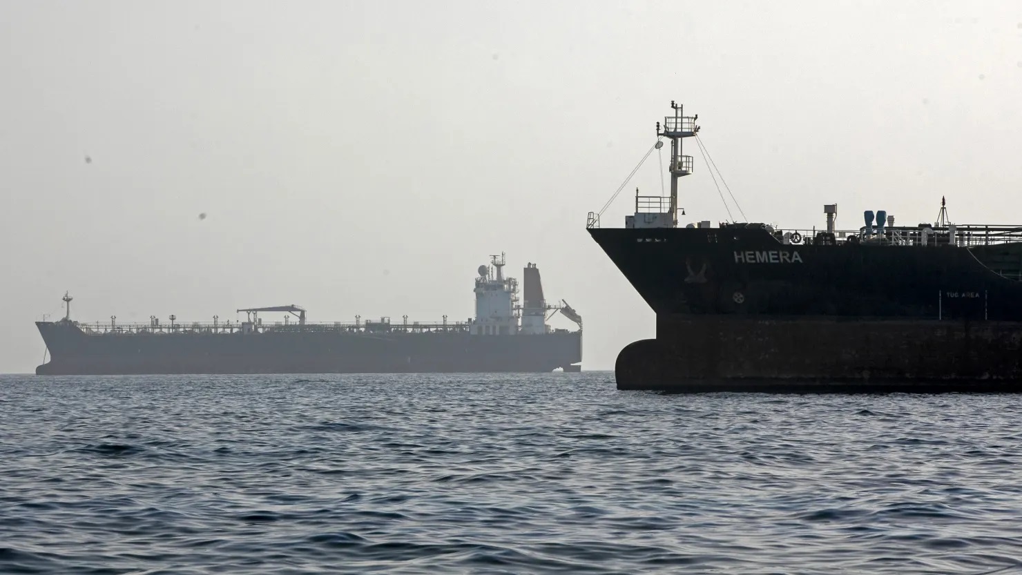 Mỹ và Iran gia tăng các cuộc tấn công khi lệnh ngừng bắn rạn nứt - Ảnh 1.