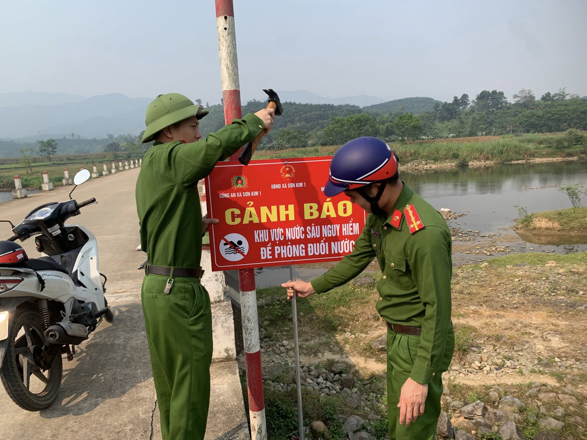 Nghẹn lòng đám tang 4 người trong gia đình đuối nước: Hồi chuông cảnh báo trong những ngày hè- Ảnh 4.