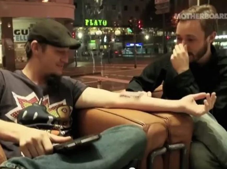 Bí ẩn dị nhân tự rạch tay cấy chip điện tử, biến mình thành 