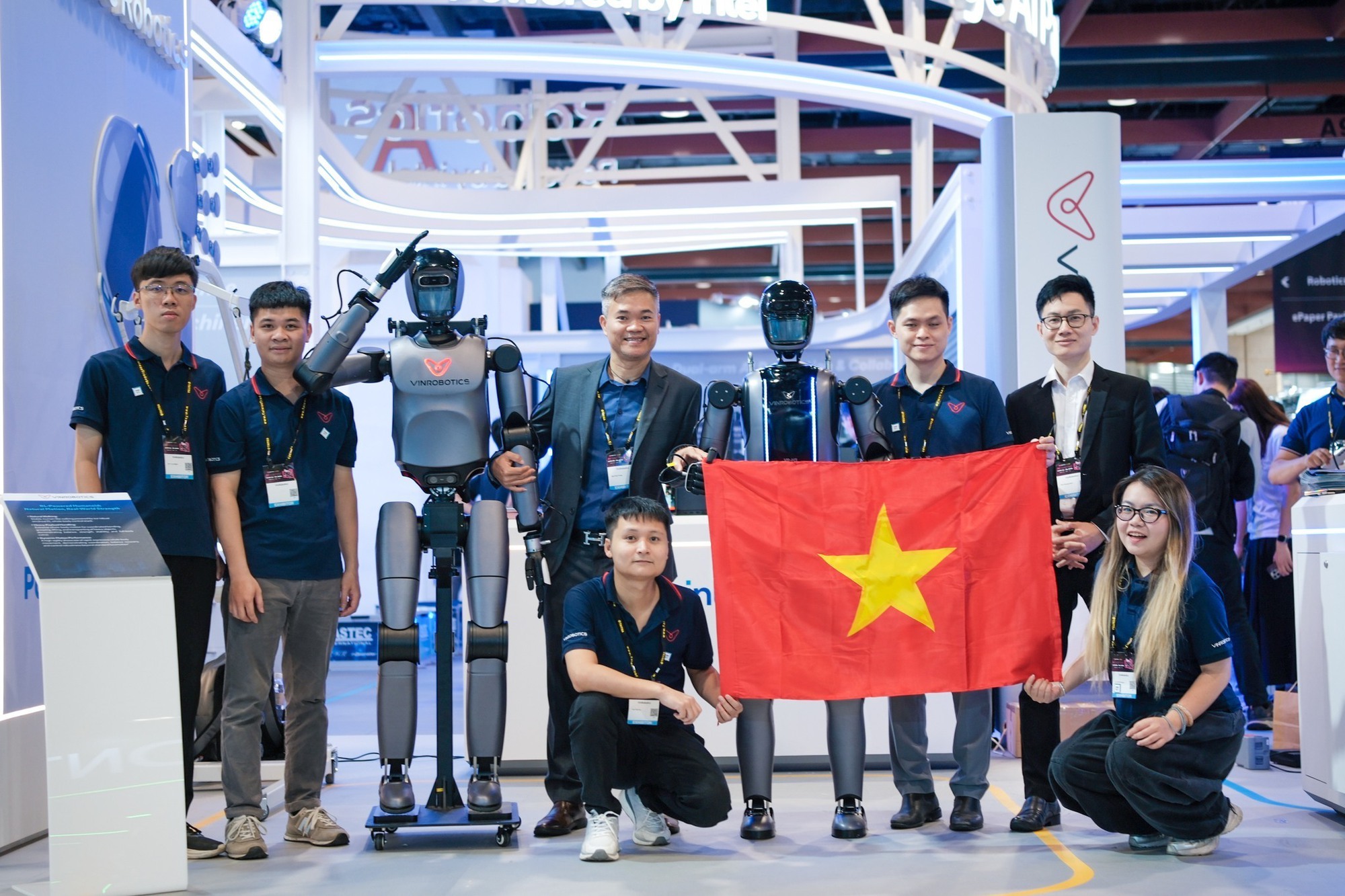 VinRobotics lần đầu tr&igrave;nh diễn người m&aacute;y &ldquo;Make In Vietnam&rdquo; tại loạt sự kiện c&ocirc;ng nghệ quốc tế- Ảnh 1.