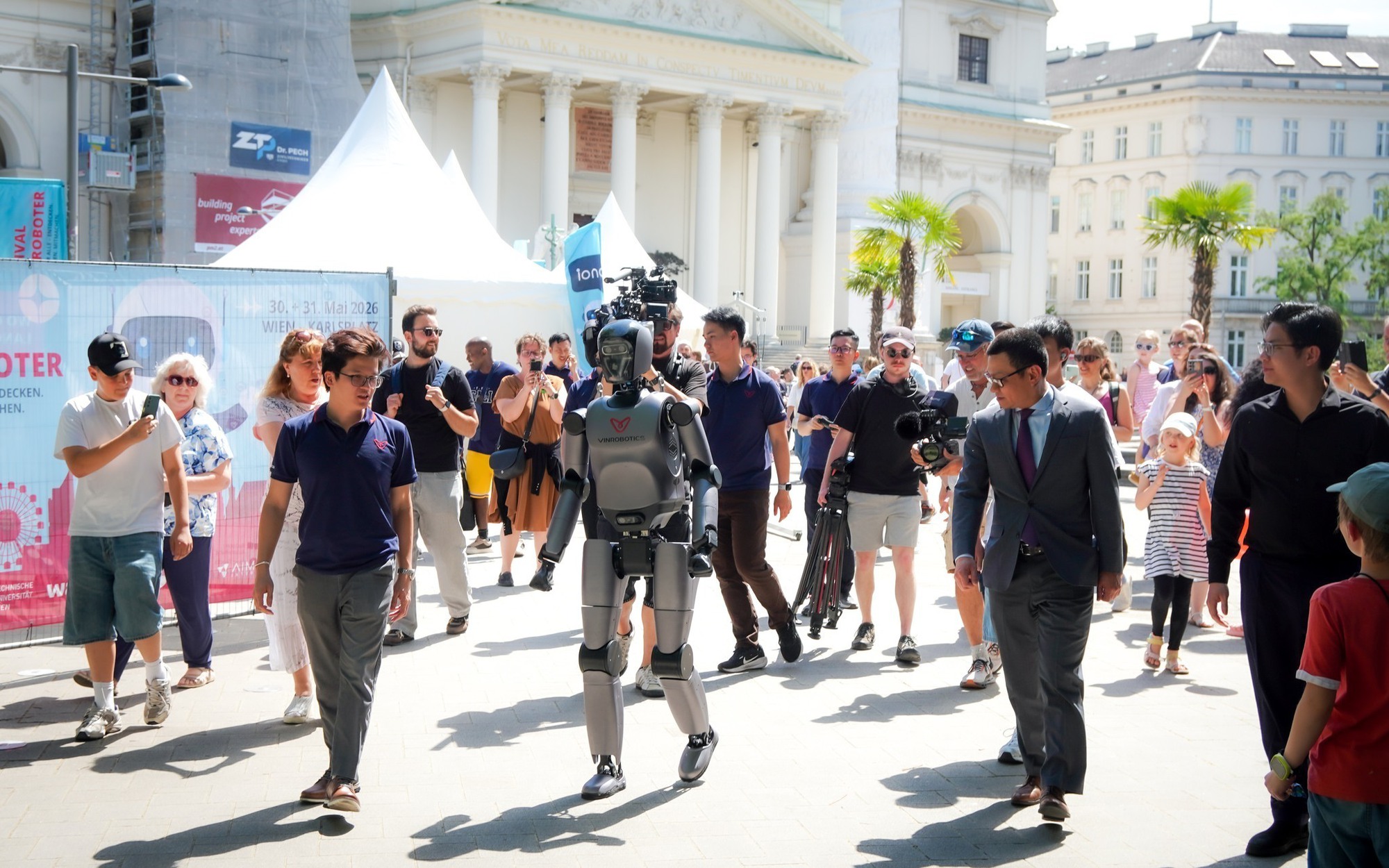 VinRobotics lần đầu tr&igrave;nh diễn người m&aacute;y &ldquo;Make In Vietnam&rdquo; tại loạt sự kiện c&ocirc;ng nghệ quốc tế- Ảnh 2.