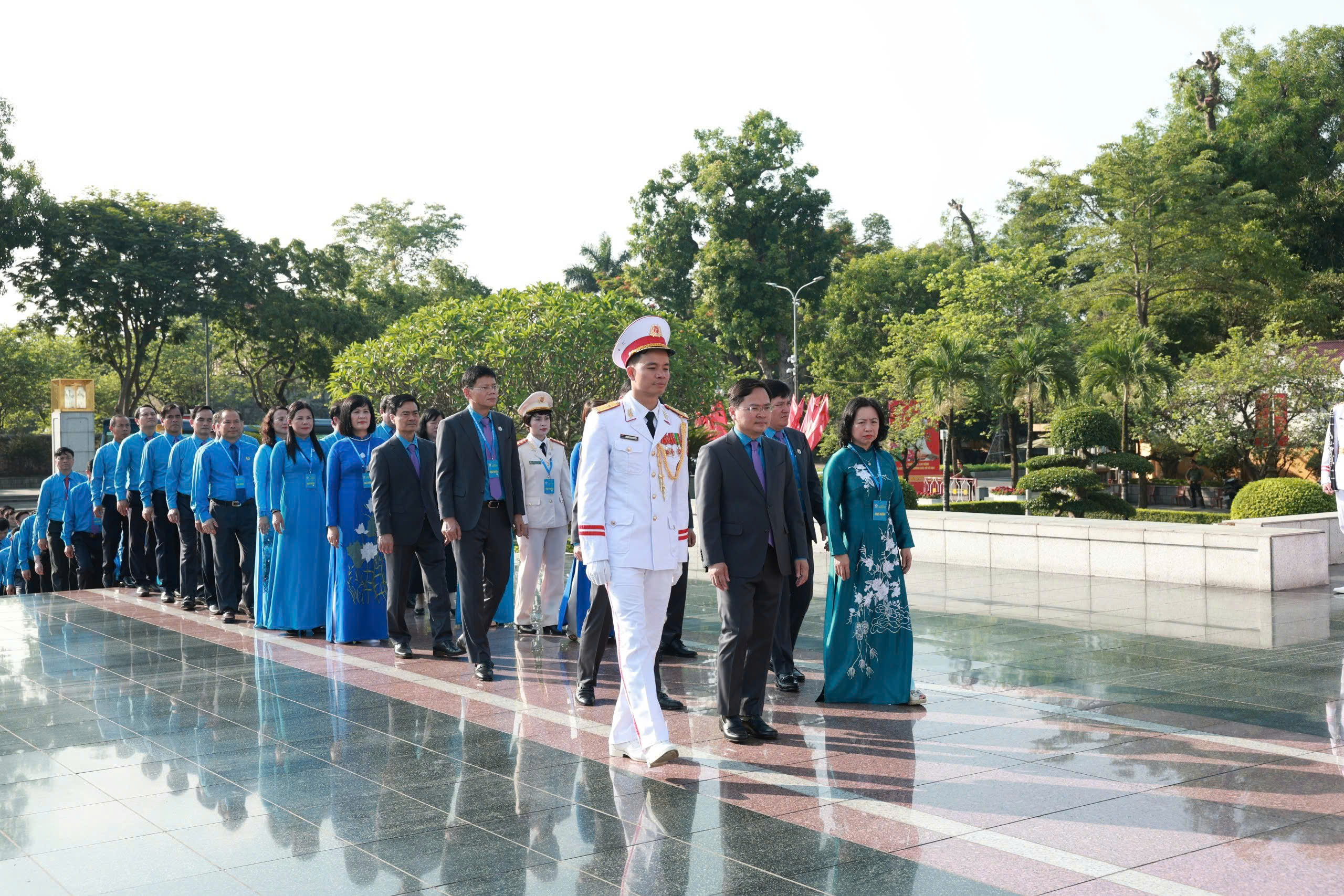 Đo&agrave;n đại biểu dự Đại hội XIV C&ocirc;ng đo&agrave;n Việt Nam v&agrave;o Lăng viếng Chủ tịch Hồ Ch&iacute; Minh - Ảnh 6.