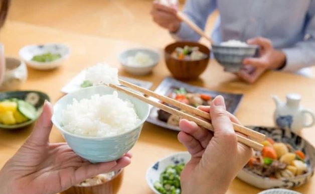 Bỏ ăn cơm suốt nửa năm, người đàn ông sốc nặng khi nhận "tin dữ" - Ảnh 2.