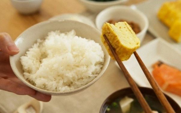 Bỏ ăn cơm suốt nửa năm, người đàn ông sốc nặng khi nhận "tin dữ" - Ảnh 1.