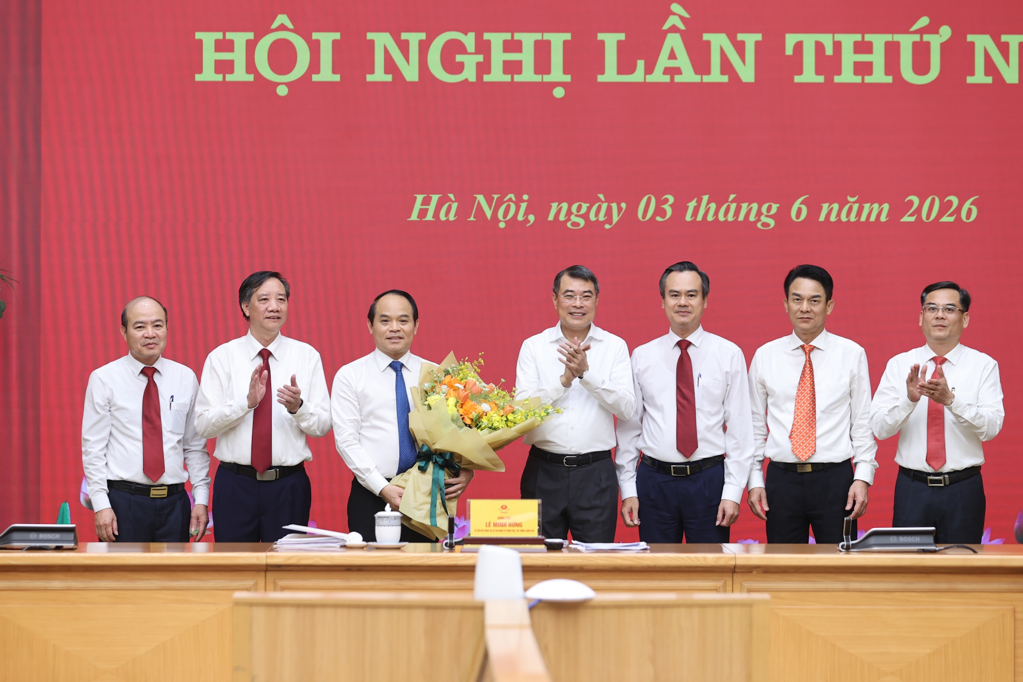 Công bố, trao quyết định của Bộ Chính trị về công tác cán bộ- Ảnh 2.