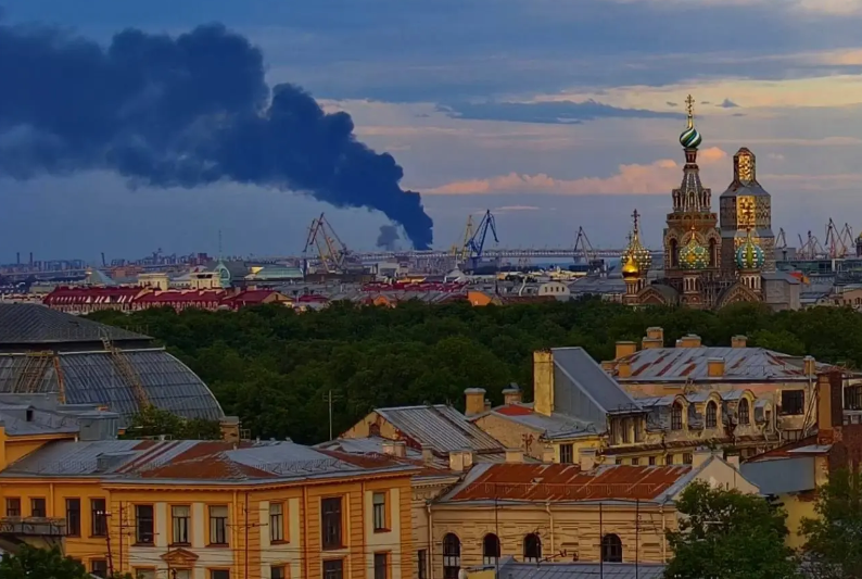 Ukraine tấn công kho dầu ở St. Petersburg trước thềm “Davos của Nga” - Ảnh 1.