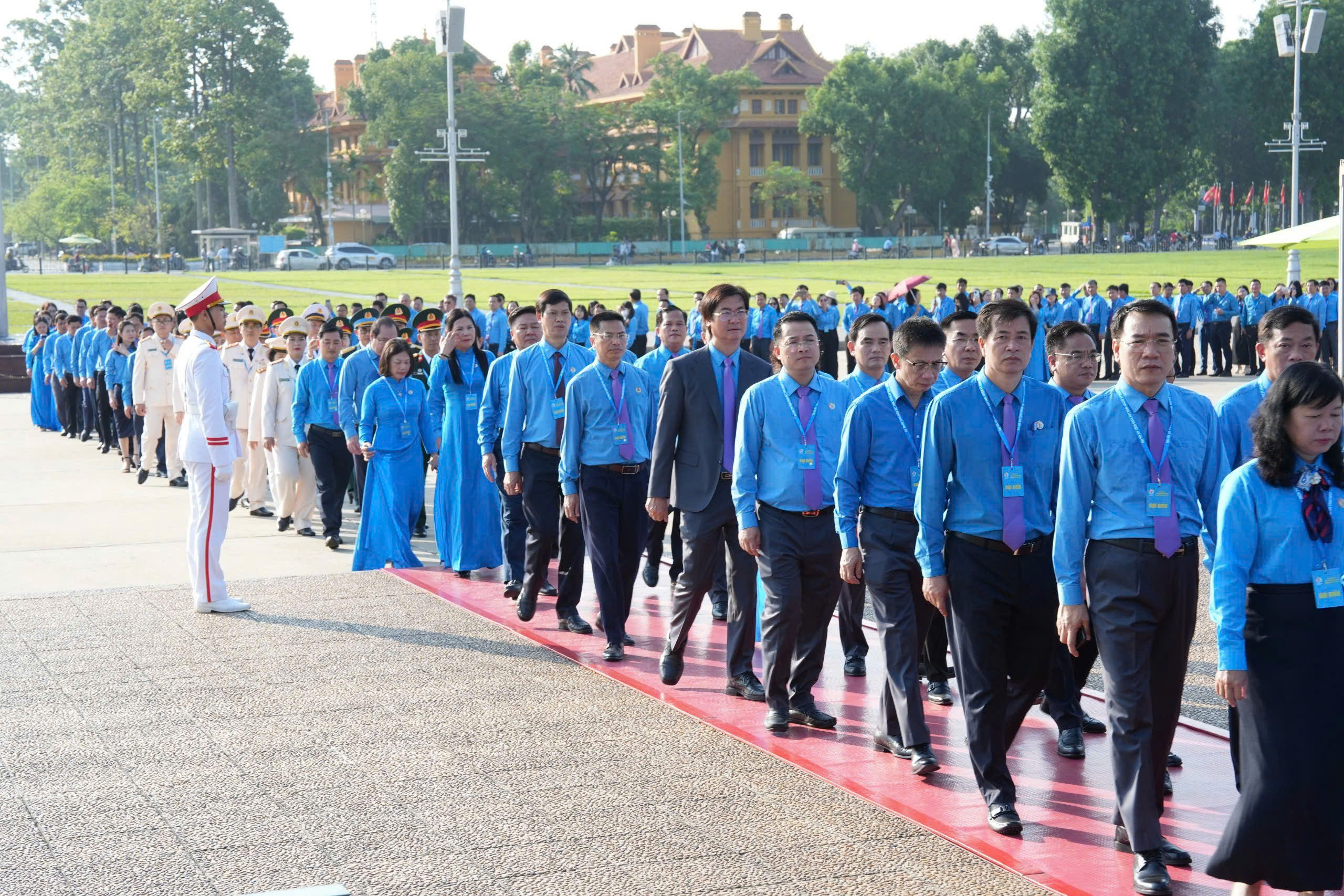 Đo&agrave;n đại biểu dự Đại hội XIV C&ocirc;ng đo&agrave;n Việt Nam v&agrave;o Lăng viếng Chủ tịch Hồ Ch&iacute; Minh - Ảnh 4.