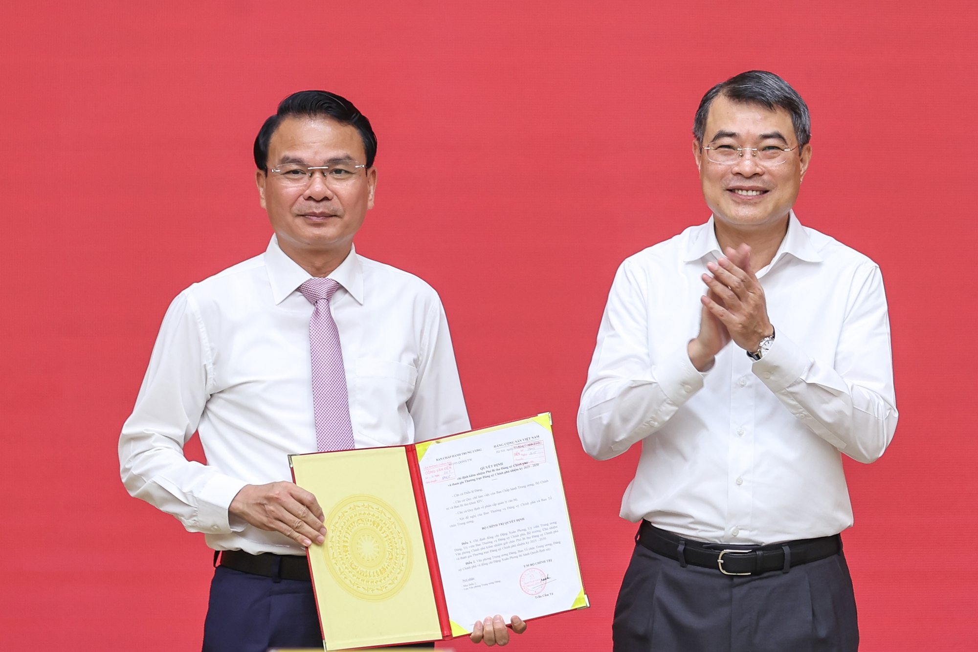 Công bố, trao quyết định của Bộ Chính trị về công tác cán bộ- Ảnh 1.