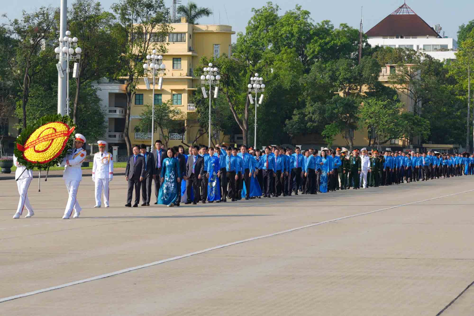 Đo&agrave;n đại biểu dự Đại hội XIV C&ocirc;ng đo&agrave;n Việt Nam v&agrave;o Lăng viếng Chủ tịch Hồ Ch&iacute; Minh - Ảnh 1.
