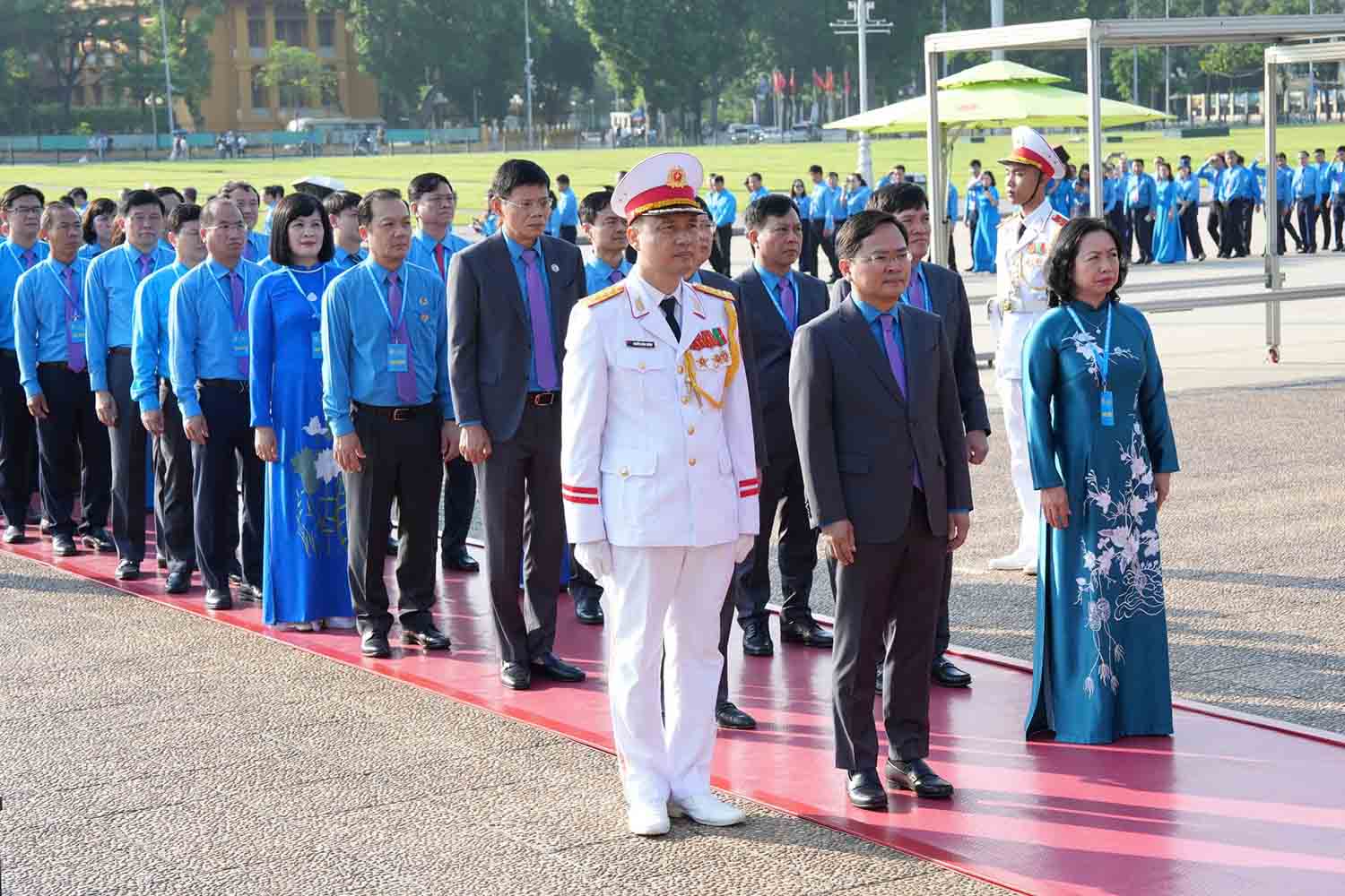 Đo&agrave;n đại biểu dự Đại hội XIV C&ocirc;ng đo&agrave;n Việt Nam v&agrave;o Lăng viếng Chủ tịch Hồ Ch&iacute; Minh - Ảnh 3.