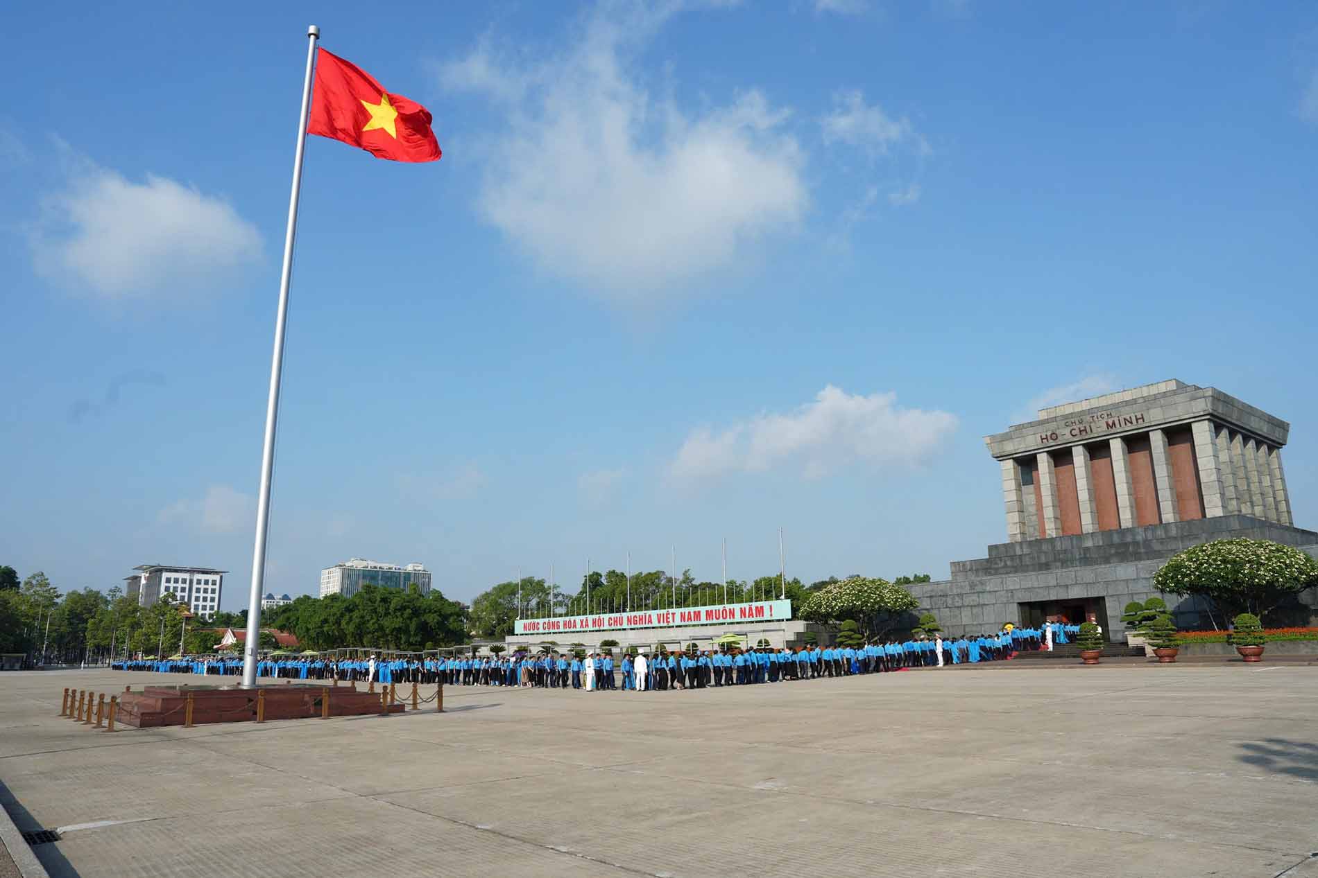 Đo&agrave;n đại biểu dự Đại hội XIV C&ocirc;ng đo&agrave;n Việt Nam v&agrave;o Lăng viếng Chủ tịch Hồ Ch&iacute; Minh - Ảnh 5.